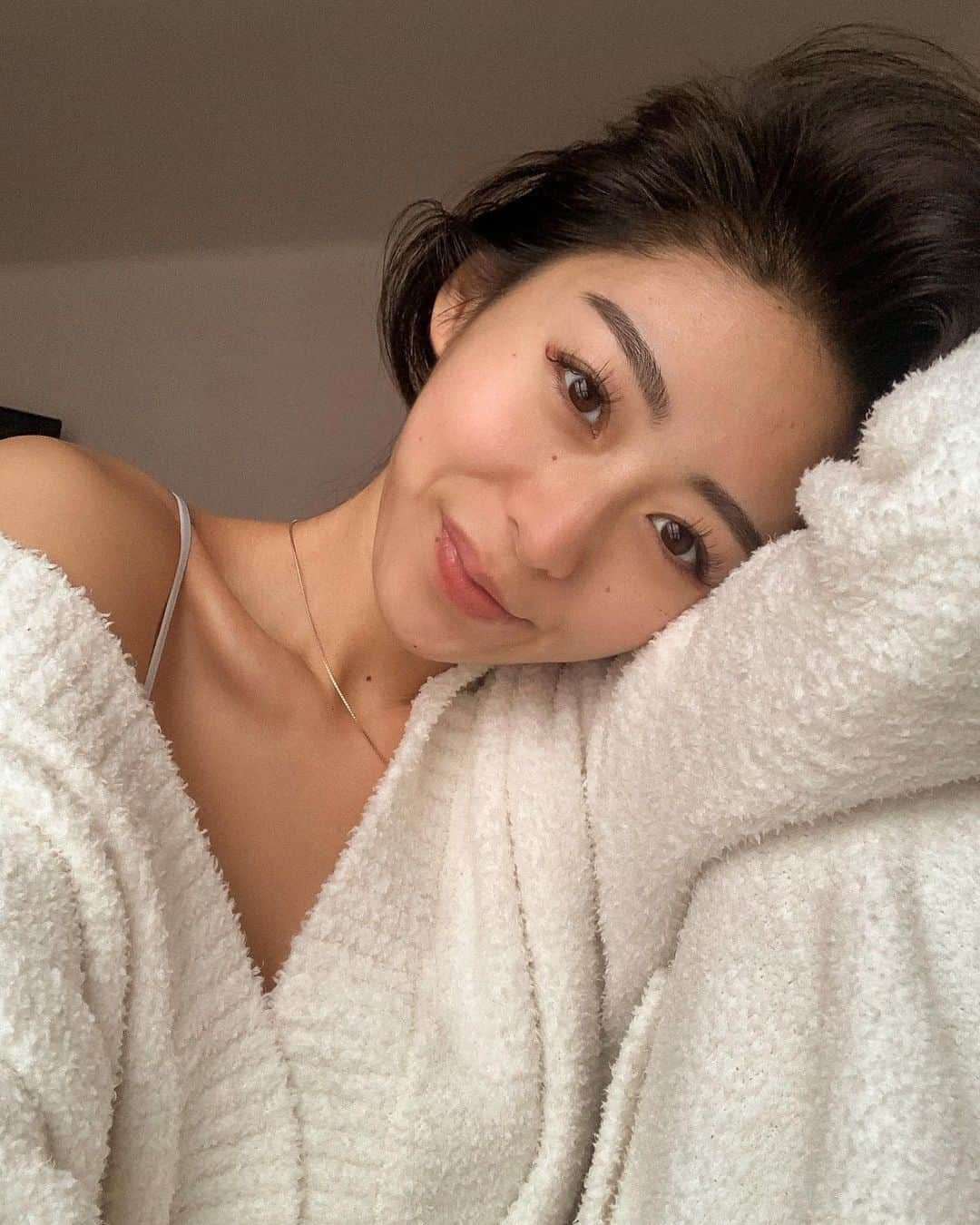 YUKIさんのインスタグラム写真 - (YUKIInstagram)「good skin, good mood.  最近毎日欠かさず使っている オススメのスキンケア💙 もうすぐなくなってしまう〜😭 オーガニック&ナチュラル成分で 朝も夜もパックしながらローラーでマッサージ すごくリフレッシュできて 肌もがモチモチに整う感じと精油100%の香りが やみつきになってる🥺😩 LOFTや東急ハンズでゲットできるよ✔︎ LOFTのベストコスメ2020にも選ばれたんだって！  @mochimochimask #mochimochi #mochimochiシートマスク #もちもちシートマスク #整う #整いマスク #ホリスティック #ホリスティックマスク #オーガニック #精油 #アロマ #癒しの時間 #フェイスマスク #シートマスク #LOFT #東急ハンズ #pr」12月26日 20時01分 - 001y_k_