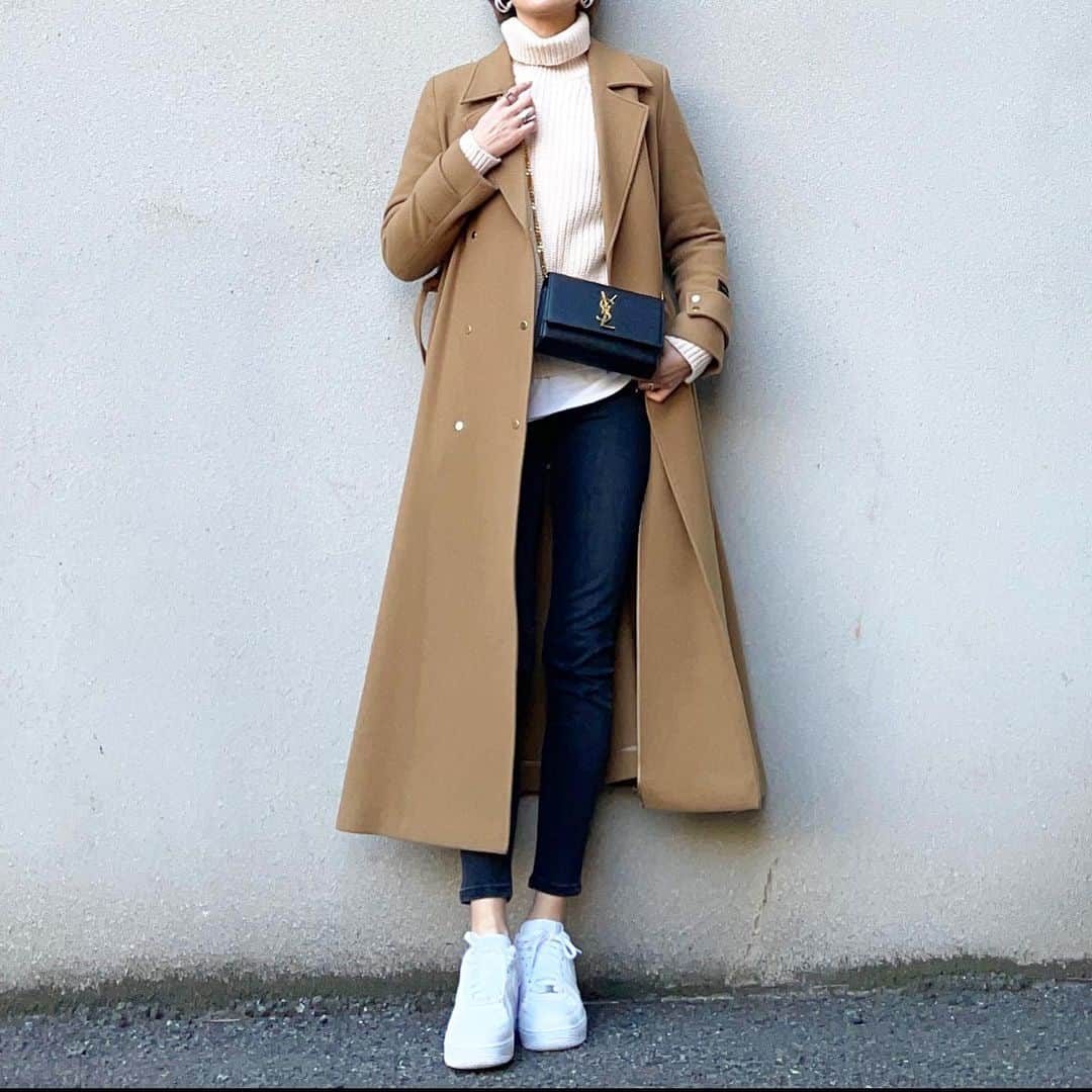 のインスタグラム：「UNIQLOコーデ  再販されてた ユニクロの　#ローゲージタートルネックセーター でデニムコーデ  tops…#uniqlo bottom…#zara outer…#ameri accessory…リムイー bag…YSL sneaker…NIKE  最近、寝る時に付け始めた @tu_hacci のナイトブラセット  横流れを防いで理想の位置を キープしてくれるらしい  ノンワイヤーでストレスフリー 快適な着心地🥰  カラバリも豊富だよ🌈 #tu_hacci #ツーハッチ #ナイトブラ  #今日のコーデ#大人カジュアル#大人シンプル#デニムコーデ#スニーカーコーデ」