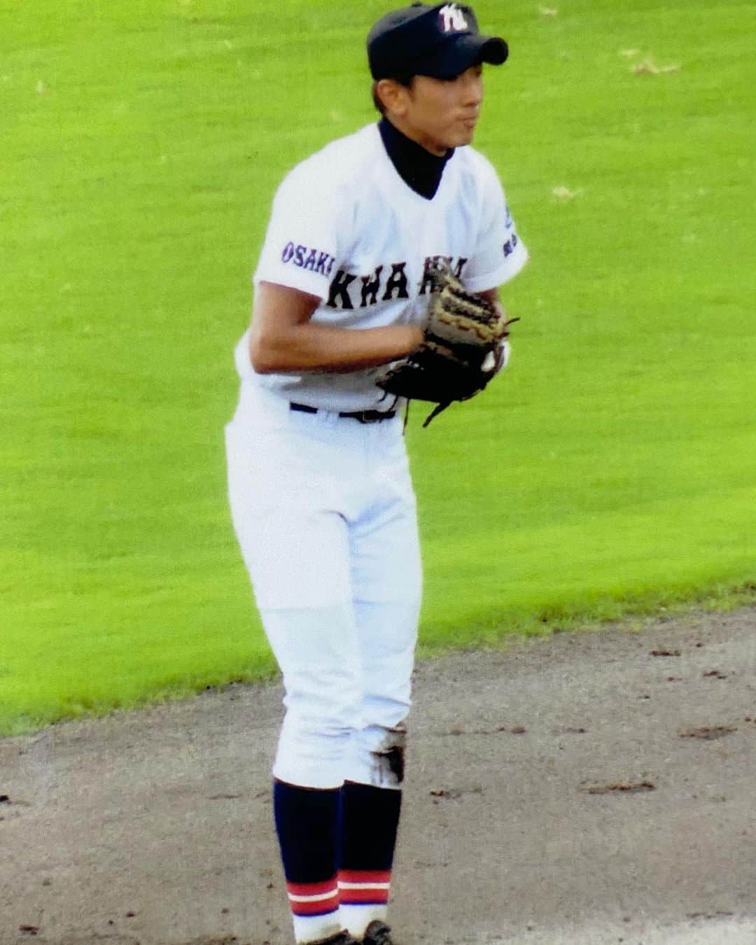 西田哲朗さんのインスタグラム写真 - (西田哲朗Instagram)「リクエスト投稿です。 たくさんのリクエストありがとうございました。数がありすぎて答えきれないのですが1番多かった高校時代をまず今日投稿さしてもらいます。 自分はプロ野球選手としては数少ない進学校の出身です。関西大学第一高校という偏差値68(2021年)ある学校です。推薦で入りましたが授業は一般と同じで勉強で部活ができない期間が1ヶ月、2ヶ月とか普通にありました。自分が勉強できないからなんですが。 でもものすごくいい先生に出会い、仲間にも恵まれて、最高に楽しい高校生活でした。 高校1年からメンバーには入れましたが2年間で本塁打7本と並の成績でしたが最終年30本と一気に成長できた年でした。 キャンプテンというポジションをやらしてもらい、まわりのサポートの重要性、責任感などキャプテンでしか経験できないこと経験さしてもらった仲間がいたからだと思います。人は意識で変われるんだと思いました。 甲子園にはいけませんでしたが、最高のチーム、チームメイトでした。  最後の制服の写真はプロ入りが決まり初めて仙台に行った時の写真です。 #伊達の牛タン のお店で！  結果高校時代、、、まあモテました。以上  #西田哲朗 #関西大学#関西大学第一高校 #高校野球#仙台#来年またいきます#仙台も好きです#東北楽天ゴールデンイーグルス #福岡ソフトバンクホークス」12月26日 20時03分 - nishidatetsuro
