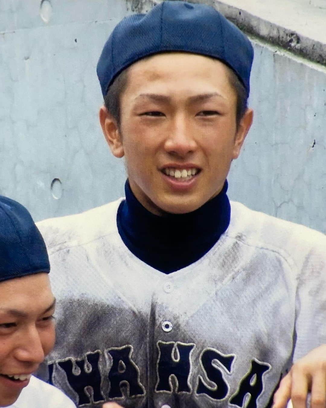 西田哲朗のインスタグラム：「リクエスト投稿です。 たくさんのリクエストありがとうございました。数がありすぎて答えきれないのですが1番多かった高校時代をまず今日投稿さしてもらいます。 自分はプロ野球選手としては数少ない進学校の出身です。関西大学第一高校という偏差値68(2021年)ある学校です。推薦で入りましたが授業は一般と同じで勉強で部活ができない期間が1ヶ月、2ヶ月とか普通にありました。自分が勉強できないからなんですが。 でもものすごくいい先生に出会い、仲間にも恵まれて、最高に楽しい高校生活でした。 高校1年からメンバーには入れましたが2年間で本塁打7本と並の成績でしたが最終年30本と一気に成長できた年でした。 キャンプテンというポジションをやらしてもらい、まわりのサポートの重要性、責任感などキャプテンでしか経験できないこと経験さしてもらった仲間がいたからだと思います。人は意識で変われるんだと思いました。 甲子園にはいけませんでしたが、最高のチーム、チームメイトでした。  最後の制服の写真はプロ入りが決まり初めて仙台に行った時の写真です。 #伊達の牛タン のお店で！  結果高校時代、、、まあモテました。以上  #西田哲朗 #関西大学#関西大学第一高校 #高校野球#仙台#来年またいきます#仙台も好きです#東北楽天ゴールデンイーグルス #福岡ソフトバンクホークス」