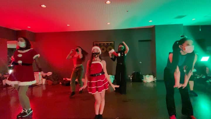 新野彩乃のインスタグラム：「. 🎁🎄Xmas Lesson @hikari.furuta 🎄🎁 . 大好きなXmas vogue beatsで🎅 帽子がなければただの黒い人です。そのくせ帽子の扱いがとても雑です🎅 . . #dance #dancer #vogue #voguer #voguedance #voguefem #voguefemme #handsperformance #japanesevoguer #xmassong #Xmas #merrychristmas #santaclaus  #happyholidays #japanesegirl #japanese #japanesewoman #japanesebeauty #asianbeauty #longhair #nagoya #HIKARIfamily」