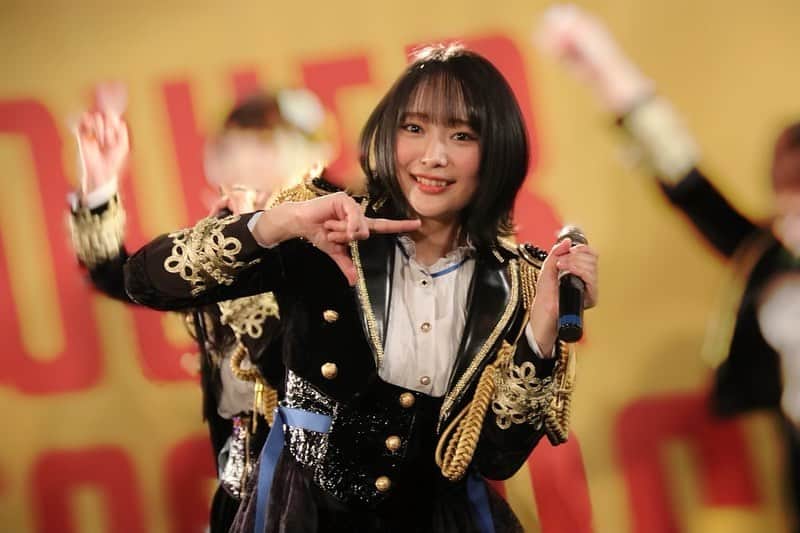 石丸千賀さんのインスタグラム写真 - (石丸千賀Instagram)「・ 最後のライブは リリイベの配信ミニライブでした:) ・ ありがとうございました!! ・ ワンマンで力み過ぎたことを反省してたの。だから、今日は＂肩の力を抜いて楽しむ＂で挑みました☺︎ 見てくださってた方も楽しんでもらえてたらいいな。カメラをこれでもかってくらい見て、レスを送ったから映していただけてますように笑 ・ 今日でお衣装とお別れです、シュプリームブルーがこれからも大好きな色です💙お衣装さん、ありがとうございました。 ・ 卒業まで残り5日 ・ ・ ・ #スパガ #石丸千賀」12月26日 20時08分 - chika_ishimaru.official