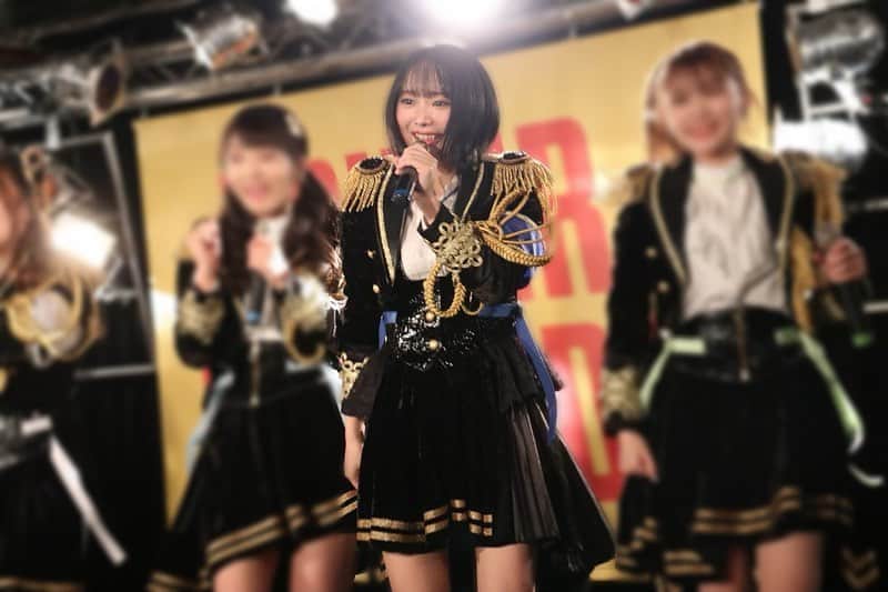 石丸千賀さんのインスタグラム写真 - (石丸千賀Instagram)「・ 最後のライブは リリイベの配信ミニライブでした:) ・ ありがとうございました!! ・ ワンマンで力み過ぎたことを反省してたの。だから、今日は＂肩の力を抜いて楽しむ＂で挑みました☺︎ 見てくださってた方も楽しんでもらえてたらいいな。カメラをこれでもかってくらい見て、レスを送ったから映していただけてますように笑 ・ 今日でお衣装とお別れです、シュプリームブルーがこれからも大好きな色です💙お衣装さん、ありがとうございました。 ・ 卒業まで残り5日 ・ ・ ・ #スパガ #石丸千賀」12月26日 20時08分 - chika_ishimaru.official