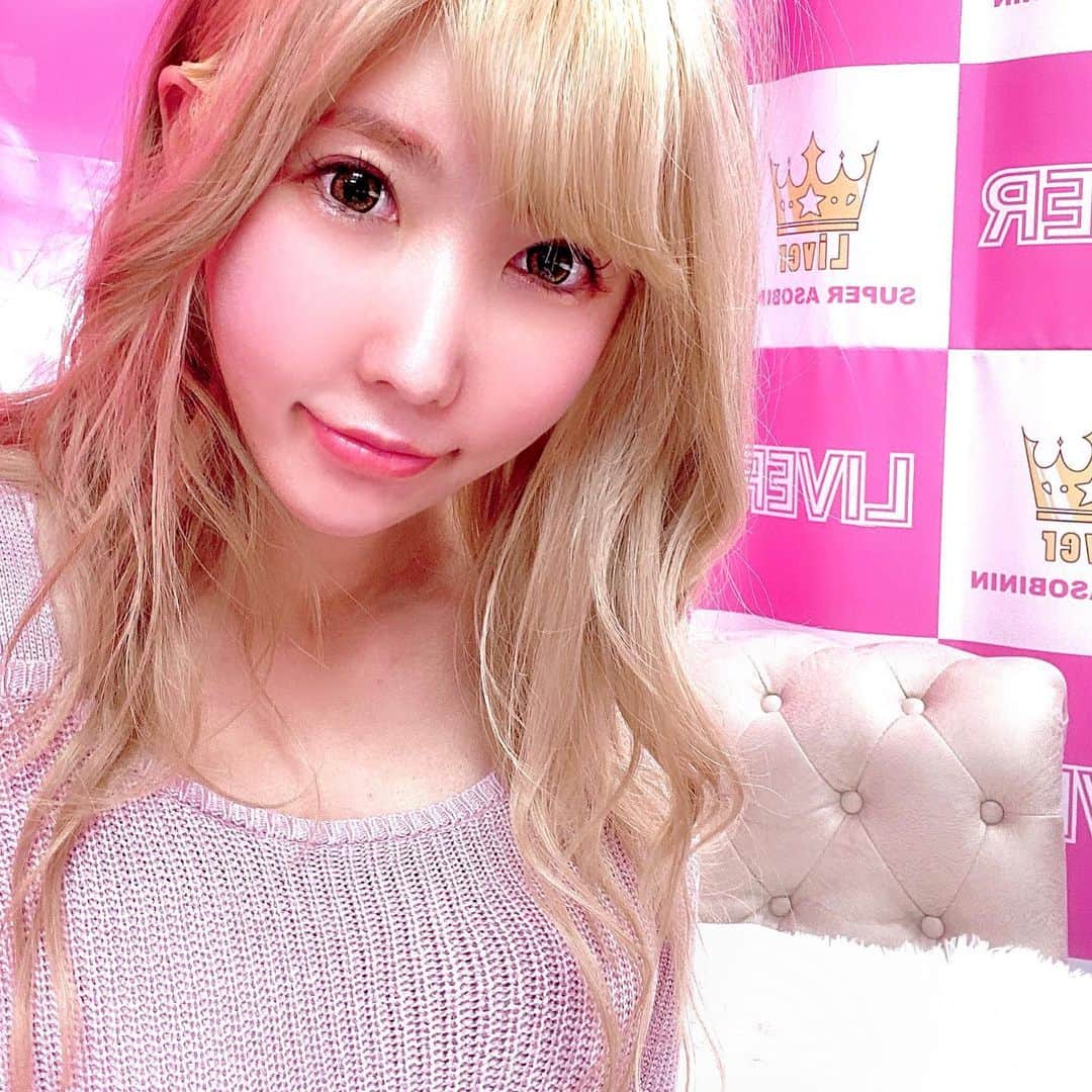 りんか社長のインスタグラム：「クリスマスが終わってもう年末ですねー！ 楽しい一年になったなぁ… イルミネーションが本当にきれいで最高です。  来年もいい一年になりますように✨✨ あ、あと大発表が…‼️  是非お楽しみにっ✨  #年末年始  #ピンクブラウン  #ハイトーン #ワンピース #ピンク  #pink #ピンクが好きな人と繋がりたい  #ピンク好き #youtuber好きな人と繋がりたい  #オシャレさんと繋がりたい  #おしゃれさんと繋がりたい」