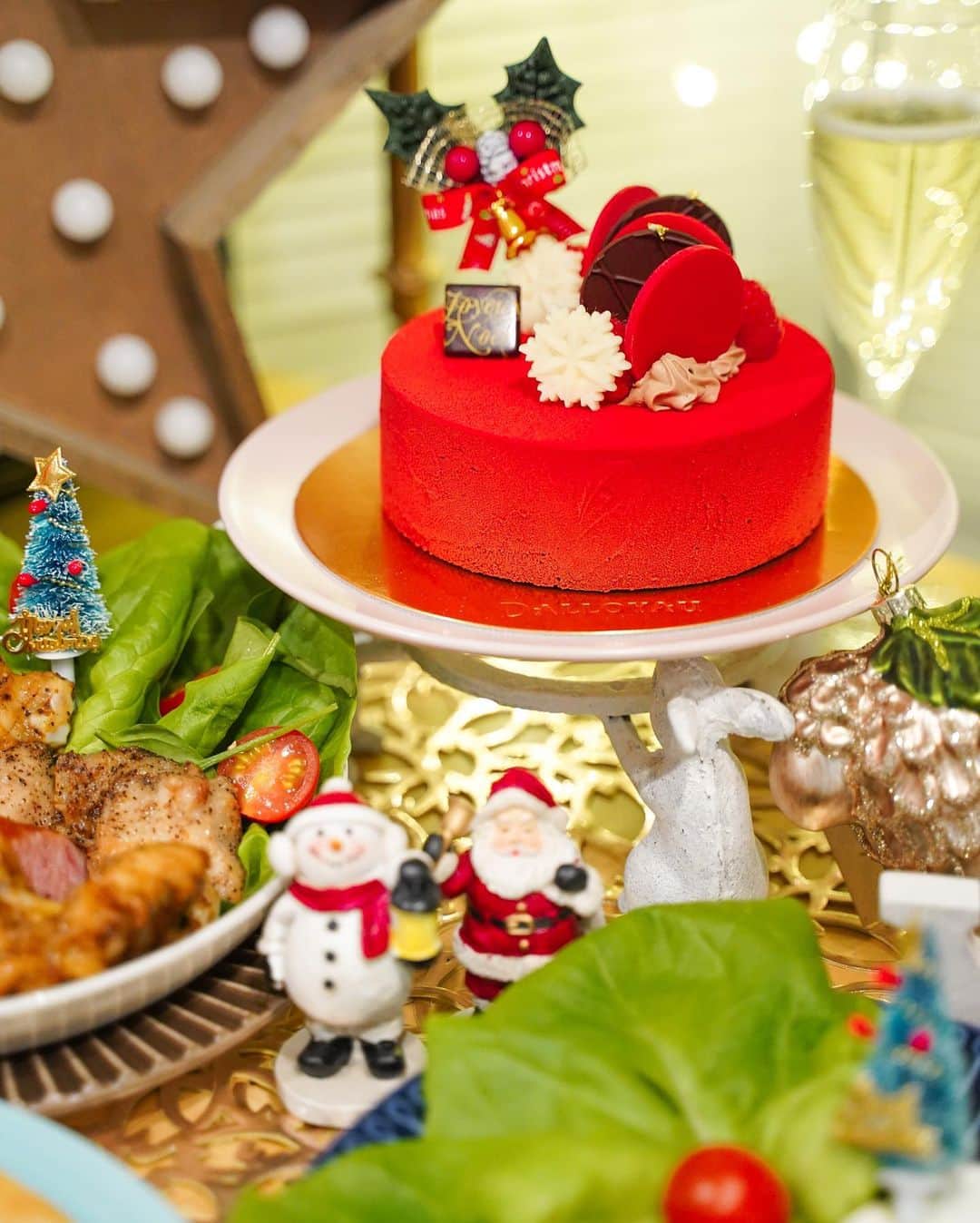 和希優美さんのインスタグラム写真 - (和希優美Instagram)「今年のChristmasは﻿ のんびりおうちパーティー🪅﻿ ﻿ ケーキは初めて‼️﻿ 東急本店の地下にある﻿ ダロワイヨ🍰✨﻿ にしてみました🤍﻿ ﻿ ﻿ フランス・パリ発祥の﻿ 高級洋菓子ブランド﻿ 「ダロワイヨ（DALLOYAU）」﻿ ﻿ 2020年の﻿ クリスマスのテーマ🎄﻿ 「雪降る聖夜」﻿ とのことで﻿ こちらをチョイスしたんですが💁‍♀️﻿ ﻿ これは﻿ また大正解💛﻿ ﻿ ﻿ 今年は﻿ 甘めのシャンパン﻿ アスティーと🍾﻿ 淡い甘めの﻿ ダロワイヨのケーキで🎂﻿ ﻿ 今年の嫌なことは﻿ 全て吹き飛ばしてくれるような﻿ しあわせなクリスマスを﻿ 過ごせました🎄﻿ ﻿ ﻿ ✁---------------------------------﻿ #渋谷カフェ #渋谷グルメ #東急本店 #ケーキ #渋谷 #東京カフェ #クリスマスパーティー﻿ ﻿ #japan #东京 #โตเกียว #カフェ巡り #おうちカフェ #おうち時間 #年末年始 #週末の過ごし方 #ホームパーティー #旅したくなるフォト #ダロワイヨ #旅するように暮らす #旅スタグラム #おうちご飯 ﻿」12月26日 20時13分 - kazukiyumi