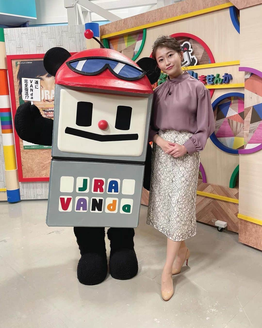 津田麻莉奈さんのインスタグラム写真 - (津田麻莉奈Instagram)「#グリーンチャンネル #VANで勝ち馬さがしてみませんか  今年一年ありがとうございました！ 久々にVANdaくんと会えました〜😊✨  来年は1/9,10からスタートします！ 12/29(火)24:00〜 「炎の十番勝負」もお忘れなく！👍  私の有馬記念予想は、 今日の#デイリースポーツさんの紙面 に 掲載して頂いた通りです！買い目と 馬券プレゼントの結果は明日日曜のデ イリーさんをぜひチェックして下さいね🐯❤️  デイリーさんでのGI予想コラムは今回がラスト。 当てて締めたい…！！！  –––––––––––––––––––––––––––––  #jravan #有馬記念 #競馬 #競馬番組　 #衣装 #コーデ #コーディネート #ヘアメイク #ヘアアレンジ  #coordinate #ootd  #まりなる #津田麻莉奈」12月26日 20時16分 - tsudamarinal