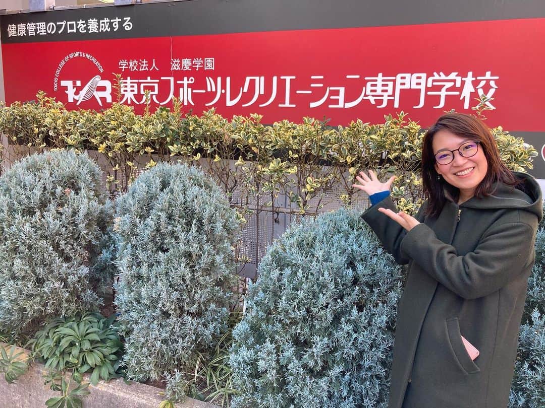 東京スポーツ・レクリエーション専門学校のインスタグラム：「【#スポーツビジネス科】 年内最終日の #チームスタッフ クラスの特別授業では佐々木真理絵様にお越し頂きました！✨#スポーツチーム にてマネージャー兼通訳をご経験され「英語が出来ない私がなぜスポーツチームの通訳に就職出来たのか」をテーマにお話していただきました😊✏️  ありがとうございます！ またよろしくお願いします！」