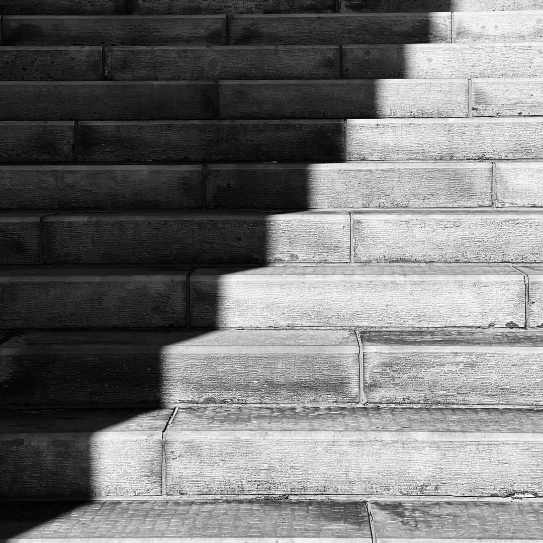 naotakeのインスタグラム：「階段 - Stairs / iPhone 12 Pro Max & Snapseed, 20201227 . . 熱海の菓子「ネコの舌」を食べる。不思議な名前の焼き菓子だが、クセのない素朴な美味しさで食べ始めたら手が止まらない。 . . #spicollective #royalsnappingartists #infamous_family #rsa_main #infinity_photo_cult #2_fineart #jp_gallery_member #jp_gallery_bnw #trb_bnw #wp_bnw  #bnw_life #bnwlife_member #bnw_life_shots #bnw_captures #world_bnw #top_bnw #team_jp_ #team_jp_モノクロ #ig_energy_bw #ig_nihon #streetphotographybnw #igersjp #blackandwhite #bnw #bnwphoto #monochrome #bw #bnwphotography #ShotOniPhone #shotoniphone12promax」