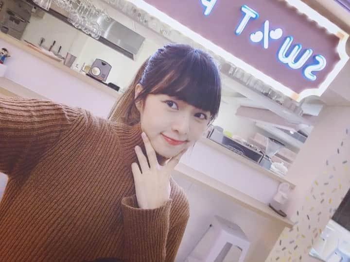 Dewi Chienのインスタグラム：「看看是誰來摸我們寶寶惹～🤎👩🏽‍🤝‍👩🏻#Dears」