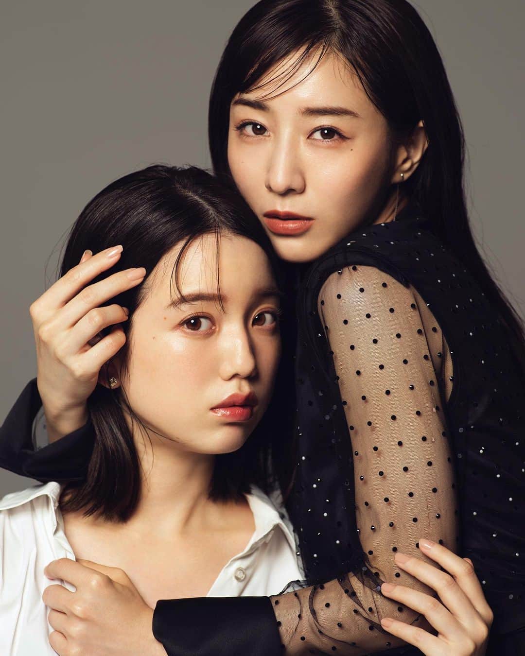 長山一樹のインスタグラム：「あざとくて何が悪いの？女子アナツートップ、田中みな実さん×弘中綾香さんをジェントル仕上げで撮影させていただきました。 最新号のGINGERより。  @ginger_magazine  @minamitanaka_official  @hironaka_ayaka  Stylist #西野メンコ  Hairmake #山下智子 #イワタユイナ #ginger #田中みな実 #弘中綾香 #あざとくて何が悪いの #photography #portrait #hasselblad #h6d #kazukinagayama #長山一樹」