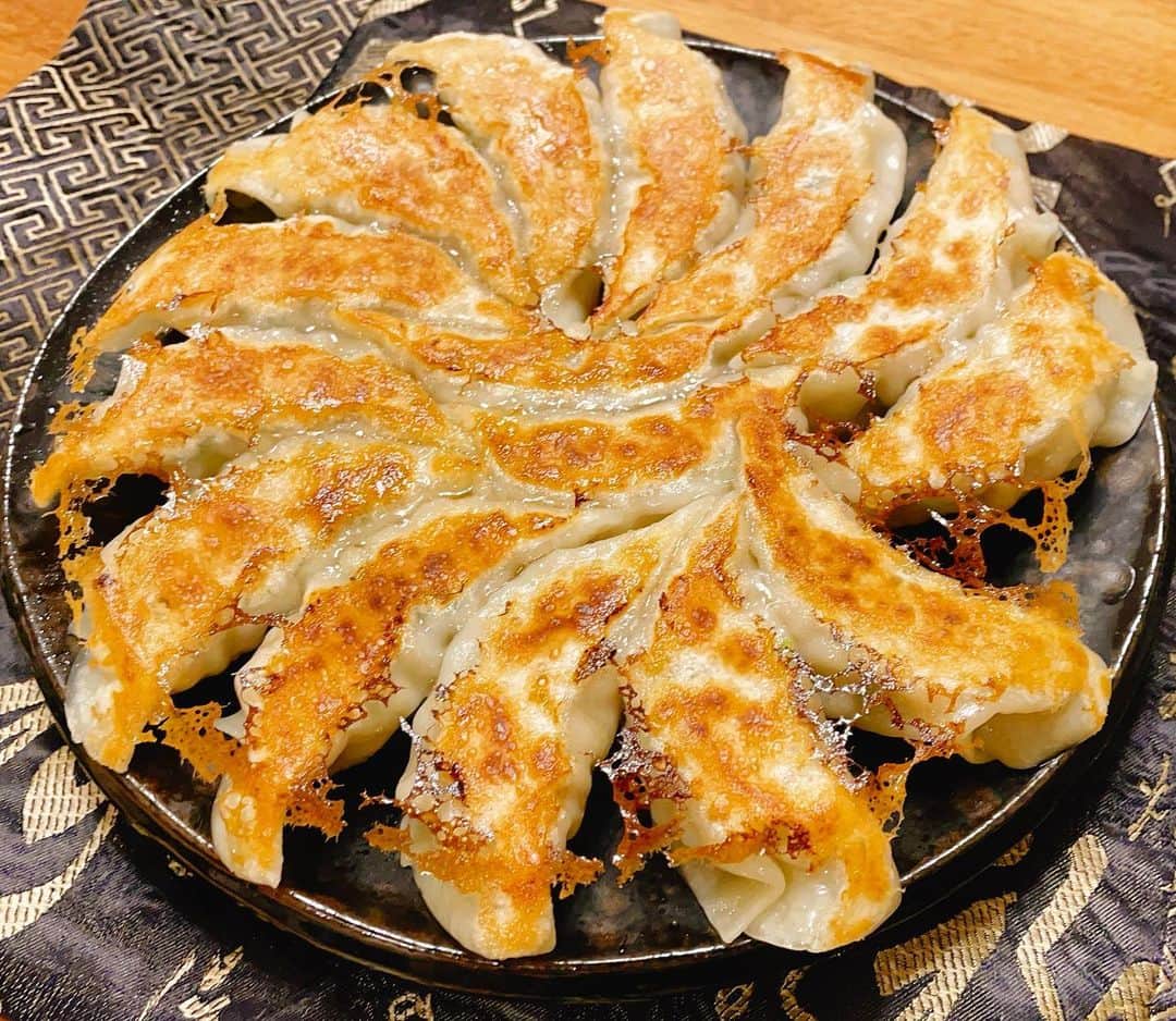 金子貴俊のインスタグラム：「美味しすぎたよ。 この餃子。 今年の餃子納め 家餃子最高ー」