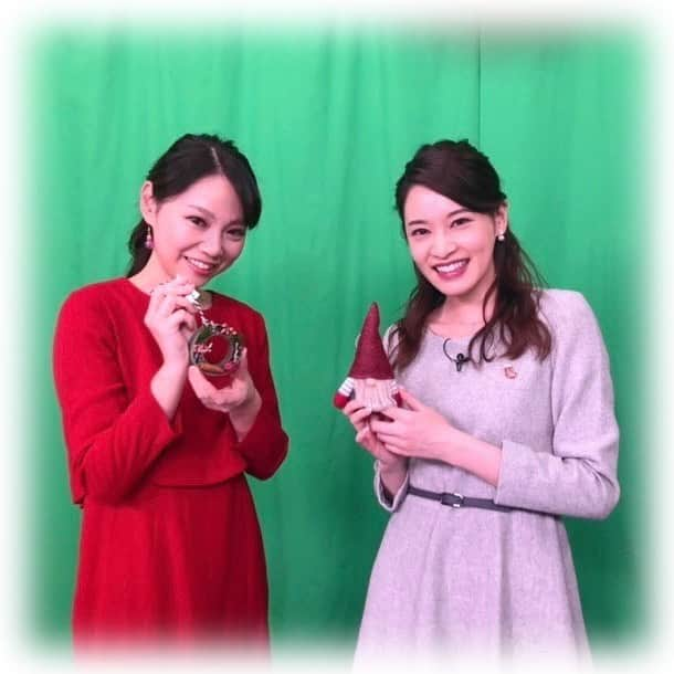 柴本愛沙さんのインスタグラム写真 - (柴本愛沙Instagram)「♡ きのう(メリークリスマスの日🎄)は、 年内最後のTBS NEWS出演でした。 佐竹さんと一緒でした💕  スタジオにツリーはないけど、 クロマキーが緑でツリーっぽい？ので、 この前に立つと一気にクリスマス感が🎄  年に一度しか使えないピアスを #フライングタイガー で購入したので つけてみました。(写真3枚目)  そして、ドラマ見ていて食べたいと思っていた #あた恋 (じゃなくて #恋あた なのね😅) #ココエブリィ のデザート🍮 編集長さんからもらいました🎁  私の仕事納めは31日ですが、 レギュラーの年内のお仕事は終わったので しばらくゆっくり過ごそうと思います♪ ------------- 👗ワンピース… @grace_continental.div  💎ピアス… @flyingtigerjp  -------------  #TBSNEWS #佐竹美希 さん #柴本愛沙 #年内最後 #クリスマス #一旦仕事納め #帰省もできず #何やろう #クリスマスカラー #ワンピース #グレースコンチネンタル #gracecontinental #ピアス #クリスマスピアス #flyingtiger #フライングタイガー購入品 #クリスマスコーデ #ワンピースコーデ #cordinate #ootd #12月25日 #merrychristmas」12月26日 20時21分 - aisa_shibamoto