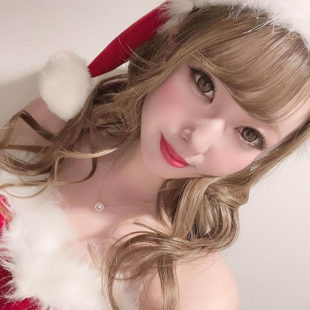 ゆんのインスタグラム：「🎄🎁 . クリスマスサンタさん来て良かった🥰 .  #ガーデン #ガーデン川崎 #川崎 #横浜 #新宿 #歌舞伎町#六本木 #銀座 #名古屋 #ミナミ #北新地 #神奈川 #すすきの #キャバクラ #キャバ嬢 #ガールズバー #シャンパン  #水商売 #夜職 #キャバ嬢メイク #キャバ嬢ヘアメイク #キャバドレス #ドレス #いいね返し  #ポケパラ #ポケパラ関東 #クリスマス #サンタコス」