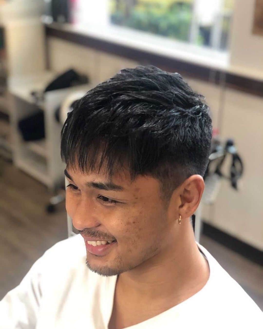 大沢文也のインスタグラム：「今年ラストの美容室！ 髪の毛またまた暗くしました✌️ 良い感じ良い感じ(o^^o) @dbond724 さんいつもありがとうございます😊  #年内最後 #美容室 #カット #カラー #カットカラー #ハッピースマイル #smile」