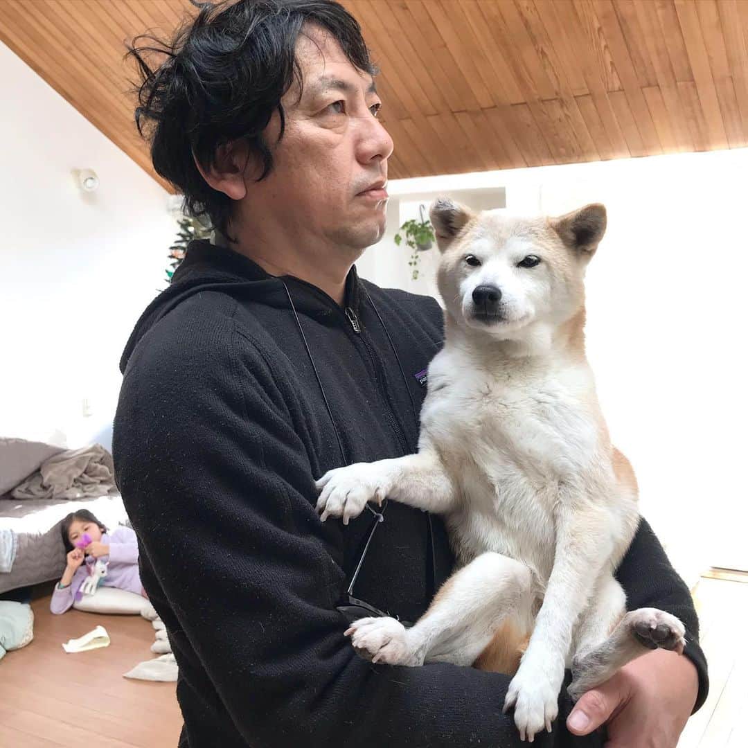 柴犬リリコのインスタグラム：「寝癖が酷いパパ👨🏻と1日中パジャマのR選手👧🏻 #冬休み #ママだけ仕事 #小言の多いパパ #4歳児のクリプレで遊ぶ11歳 #小言を言われてる事に気付くリリコさん」