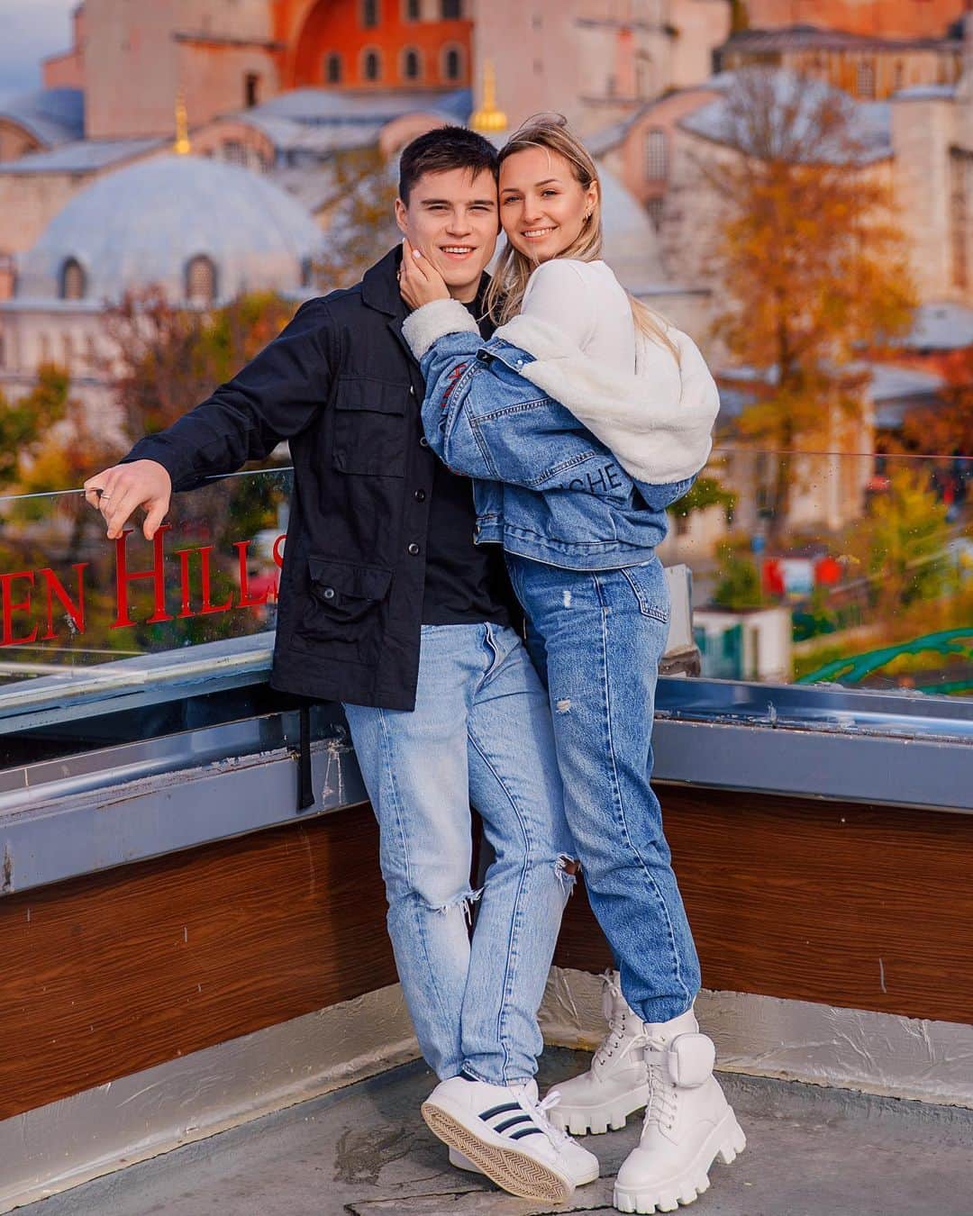 ダリア・スピリドーノワのインスタグラム：「Всем отличного предновогоднего настроения✨🎁 наслаждайтесь🕊  Голосуем 1 или 2 фотка ?👇😸 #mood」