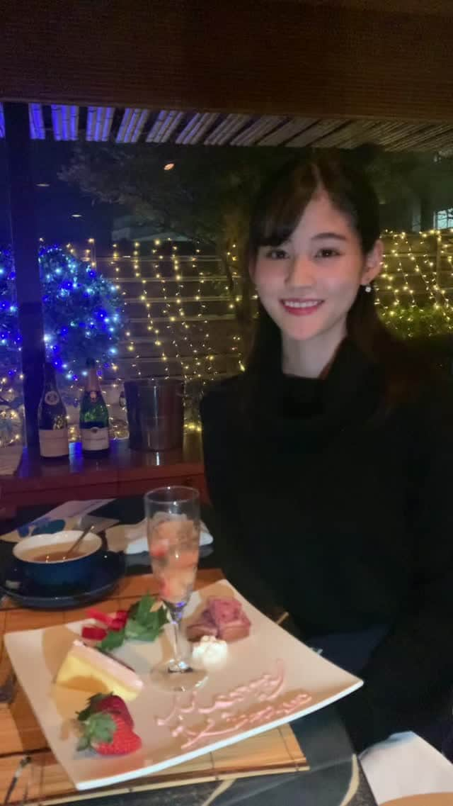 中原みなみのインスタグラム：「. 昔から両親のデートで行きつけのお店に🍷🍴イルミネーションがキラキラと輝いていて素敵でした😌 デザートがクリスマス仕様で可愛らしかったです🎅🏻  #鎌倉山#藤沢#藤沢グルメ#クリスマス#xmas #xmasdisney #wine#christmas #Instagram#instalike #instagood #instafood」