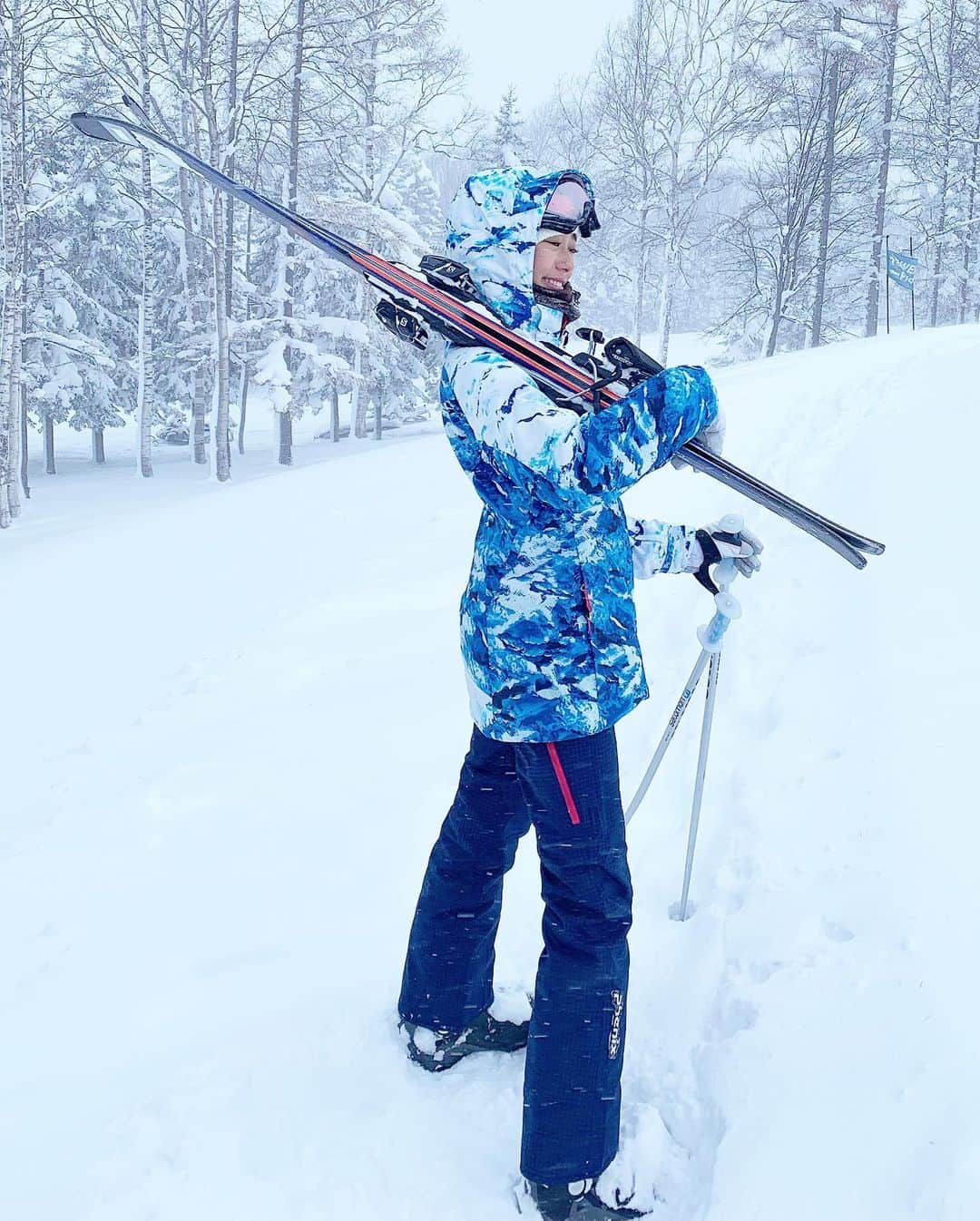 久保りさのインスタグラム：「去年は北海道スキー⛷  最近自転車でも飲酒運転で捕まるって初めて知って  私も飲酒運転で捕まるのでは😨と思った写真(3枚目  サッポロが1番スキ」