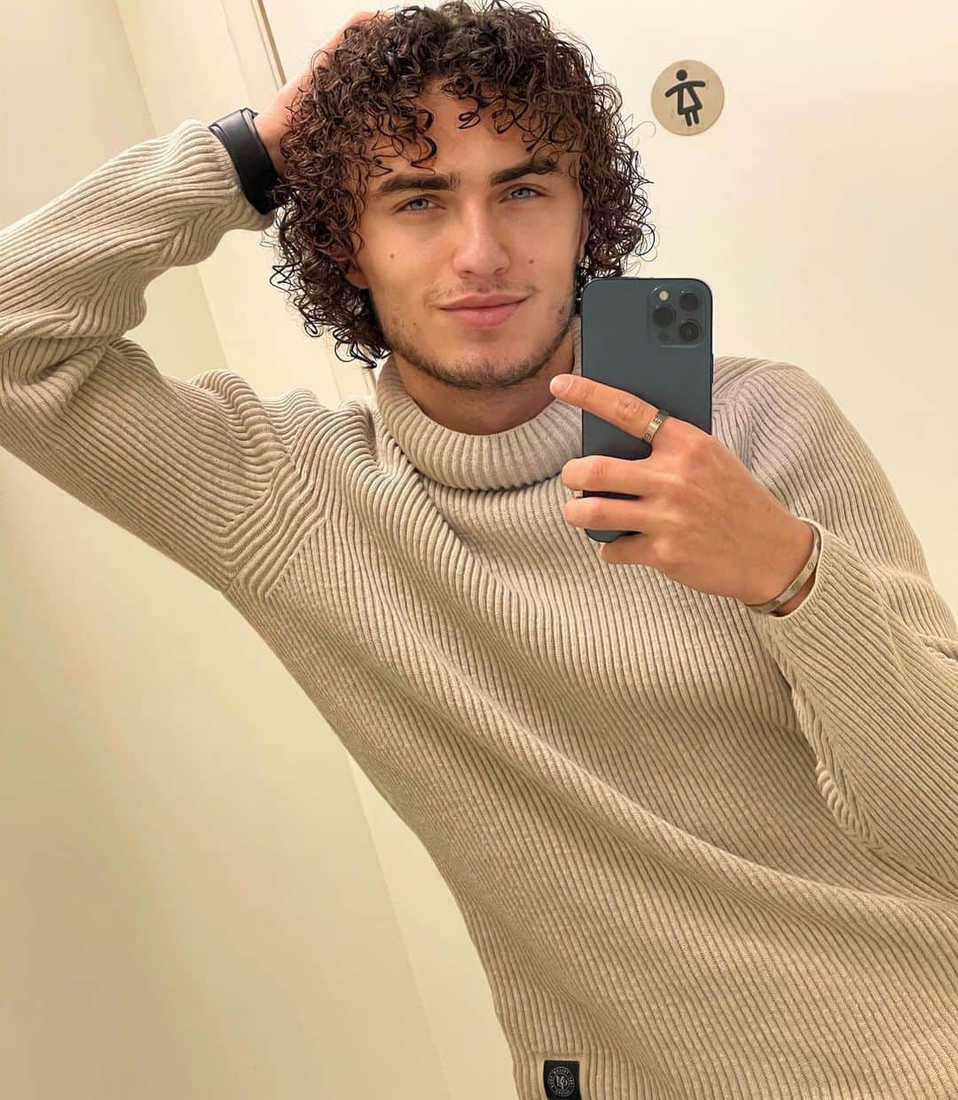 Kwebbelkopのインスタグラム：「I took this picture in the ladies restroom. I’m sorry ladies, please forgive me...」