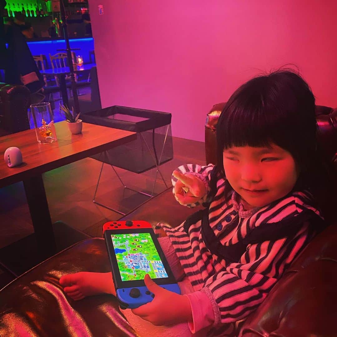 松隈ケンタのインスタグラム：「本日はもうしばらく店におりますー！  是非ご来店を  #バーガルディロックス #白目」