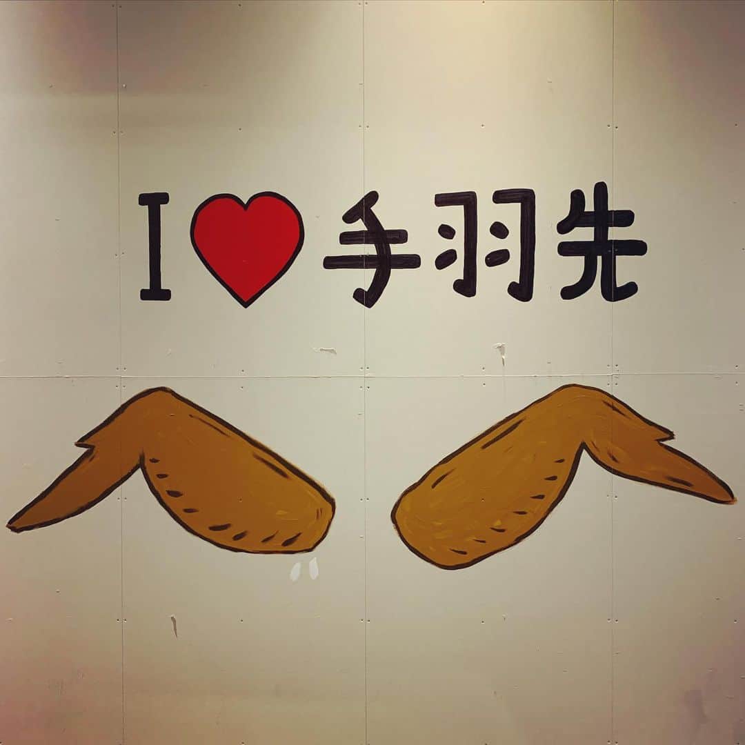 おほしんたろうのインスタグラム：「キャナルシティ博多の壁に、みんな大好き手羽先の絵を描きました！ ユニクロ近くの壁です！ お近くに来た際は見てってください！ . . そして年明けにその場所でグッズ販売イベントと似顔絵イベントを行います！ 新グッズいい感じなのでぜひこちらもよろしくお願いします！ . . ■物販イベント 1月9日(土)〜11日(月・祝) 10:00〜20:00 最終日のみ19:00まで . . ■似顔絵イベント(グッズ5500円以上ご購入の方が対象です) 1月9日(土)、10日(日) 11:00〜、13:00〜、15:00〜 17:00で完全終了 . . 詳細はストーリーハイライト「キャナルイベント」を見てください！ よろしくお願いします！！ . . #おほしんたろう#手羽先#壁画#ウォールアート#キャナルシティ#キャナルシティ博多」