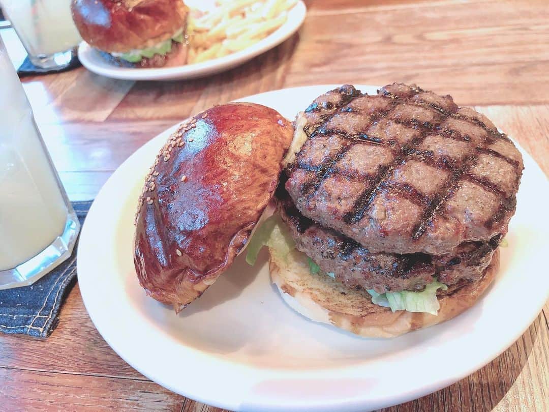 坂地久美さんのインスタグラム写真 - (坂地久美Instagram)「🍔 THE GREAT BURGER 🍔   で女子会💞  ゆったり広いソファー席もあって、 アメリカンなイメージのオシャレな店内で素敵でした❤️  私は、和牛ダブルハンバーガーにしましたが すっごくお肉がジューシーで美味しくてハマりました😆  @the_great_burger  #thegreatburger #東京ハンバーガー#グルメバーガー#カリフォルニアスタイル #japan #japanesegirl #sakachikumi」12月26日 20時44分 - sakachikumi
