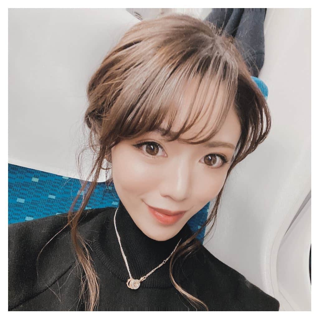 ARIKAのインスタグラム：「自分でヘアアレンジ💇🏻‍♀️ . 最近YouTubeみて ヘアアレンジの練習するのが楽しい☺️ 今日は簡単なアップヘアにしてみました💜 後れ毛の出し方、ボリュームの出し方 髪の巻き方、色々あるんだな〜と勉強中🤔📝 ほんと髪型で顔変わるからねっ！笑 もっと色んなパターンできるようになろっと💕 . #ヘアアレンジ #髪型 #ロングヘア #アレンジ #自分でできるヘアアレンジ #簡単ヘアアレンジ #youtube #お洒落 #年末 #仕事始め #年越し #workout #makeup #hair #me #girl #swag #l4l #love #selfie #bestoftheday #followme #dog #lovedogs #お洒落さんと繋がりたい #おひとり様 #おひとり様の過ごし方」