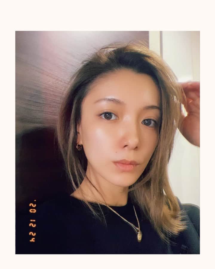 谷口紗耶香のインスタグラム：「こんなにも世界中の人々が同じ想いで迎える年末 ってあるのかな。１日も早くやすらぎが訪れますように。✨  ・ 最近私の心休まる場所は @hari_seitai  で乱れた自律神経や不調を整えてもらうこと。 先日も小顔鍼のパワーに驚き。本当すごい‼️定期的にバランスを整えることの大切さも、最近身に染みて感じます✨ ・  女性って命懸けで命を産んで たくさんホルモンのバランス乱して るのに、当たり前に思われることが多くて。 だからたくさんcareが必要だと思うから もっともっとcareする場所だったり、 独り言でもいいから、喋って喋って 聞いてもらう場所とかが広まるといいなぁって思うんだ✨🌿 ・ すんごいスッピンだけど、 とにかく小顔鍼とむくみとりでスッキリした✌🏼」