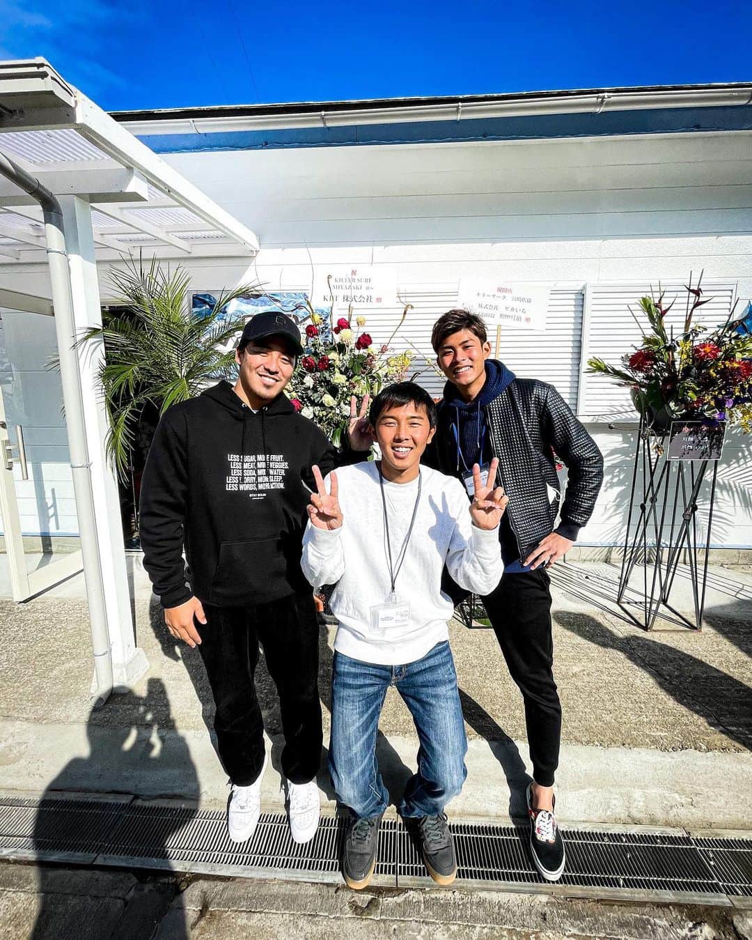 金尾玲生のインスタグラム：「.﻿ ﻿ Congrats﻿ @taishikawabata ﻿ @killersurf_miyazaki ﻿ ﻿ @taishikawabata が宮崎にサーフショップをオープンしました！﻿ ﻿ 太志とは同級生で幼い頃からサーフィンをしてきた仲間です。﻿ ﻿ そんな彼がお店を始めるだなんて嬉しい限りです。﻿ ﻿ これからシェイプもし始めるみたいで、お店の横に工場も作ってました。﻿ ﻿ 色々と大変な壁があると思うけど頑張ってな💪🏾💪🏾💪🏾﻿ ﻿ 宮崎に行った際は遊びに行ってみて下さい✌🏾﻿ ﻿ #miyazaki」