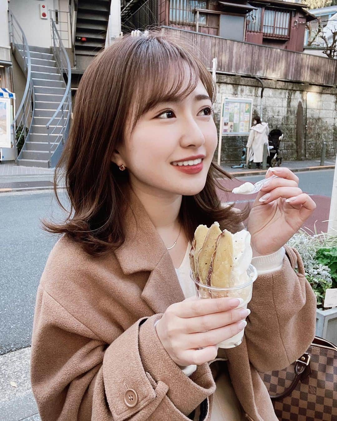 伊藤彩華さんのインスタグラム写真 - (伊藤彩華Instagram)「冬のアイスは凍えました🙄 夏からずっと食べたかったアイス🍠🍠 美味しかった🍨  #さつまいも #ソフトクリーム #tempuramotoyoshi #代官山 #代官山グルメ #食べ歩き」12月26日 20時43分 - ayaka_ito_official