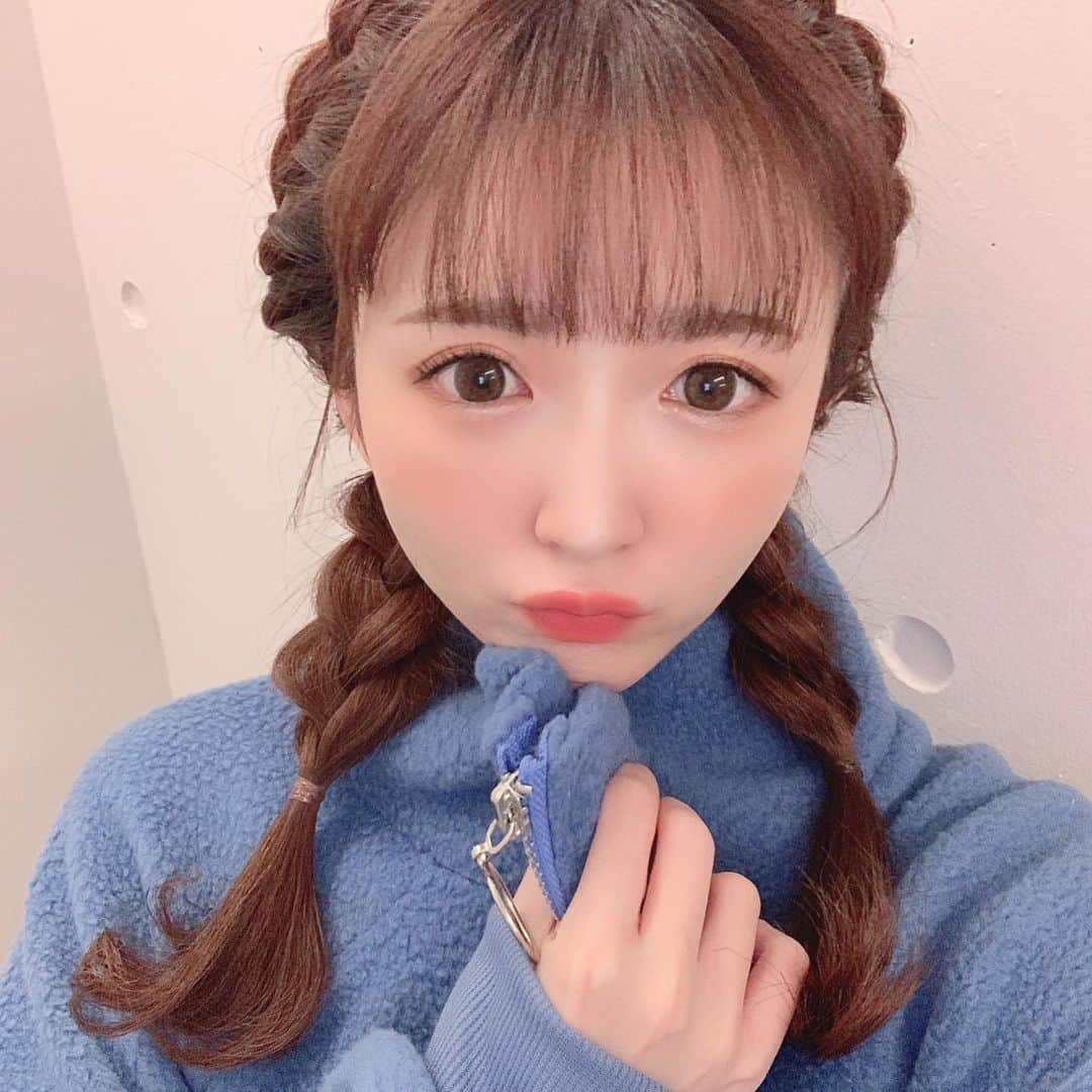 三村遙佳のインスタグラム：「．  最近よく 編み込みの三つ編みしてる👧  ふわふわのTOPSは 韓国のパーカーだよん🇰🇷🟦 かわいい~❤韓国︎좋아요💓  #編み込み #三つ編み　#ヘアアレンジ #おさげ #韓国 #좋아요 #한국 #파카 #멋쟁이 #귀여워 #일본인 #일본」