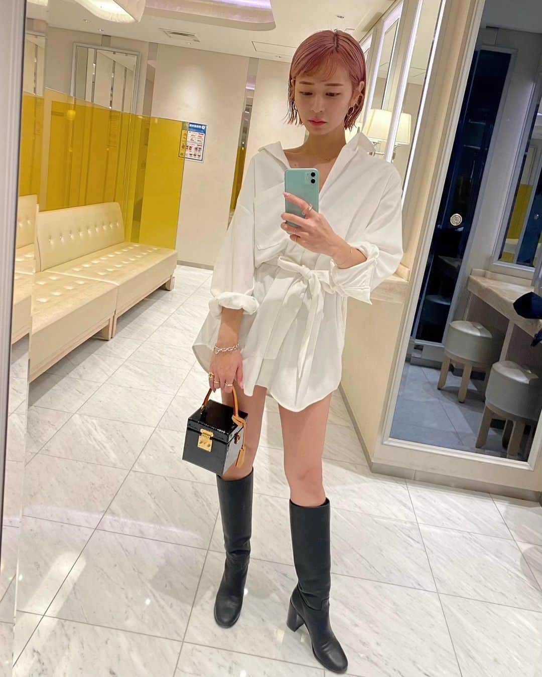 梅村実帆のインスタグラム：「今日 🤍🤍 大きいシャツとロンTとかを1枚で着るのすきなの🥼 このシャツは後ろ長めの形も生地もいい😉💯」