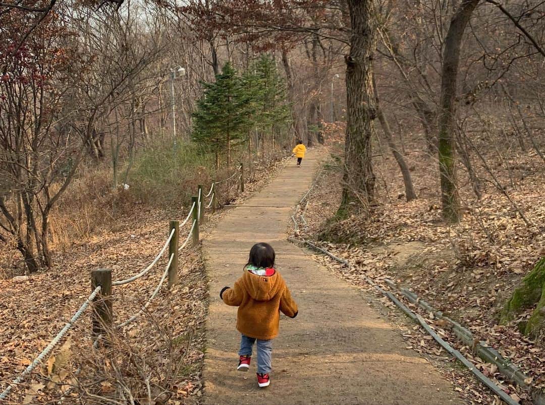 イ・ヒョニさんのインスタグラム写真 - (イ・ヒョニInstagram)「사흘만의 외출 우면산 산책~ 오랜만에 밖에 나오니 신난 아이들 어른들도 신난다😊 오랜만에 야외활동 하고 나니 노곤노곤 쇼파와 한몸😌  #이렇게올해가가는구나 #20201226」12月26日 20時51分 - lee.hyunyi