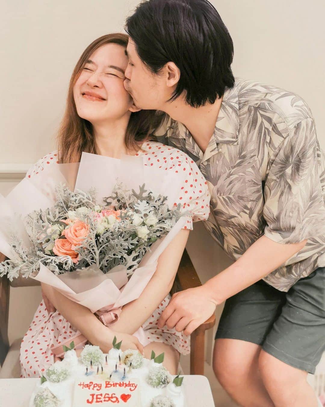 ジェシカ・ヤマダのインスタグラム：「Today is my best birthday so far ☺️🙏🎂⁣ I am surrounded by the people I love, and we have max fun together! 😝🥂🤸‍♀️ Sayang @jessbebes keburu bobo sebelum jam 12 teng, padahal udah tumben mereka bisa begadang sampe jam 23.50 (kirain woww tau aja mamma nya mau ultah), ehhh abis joget #hi5world rupanya energi bebes terkuras, langsung kriyep-kriyep dan pules mendadak. 😴😂⁣ ⁣ P.S. Ditunggu games berikutnya, @elleyamada @angielukman @fifiutama @yansennn 😎🎲 Oya buat yang mau main tebak-tebakan ini juga, itu nama app nya ‘Charades!’ ya, Elle yang nemu. 😆⁣ ⁣ P.P.S. Last slide = BONUS kemesraan penganten baru⁣ 🤵👰💞 + 🦟⁣ ⁣ #birthdaygirl #familytime」