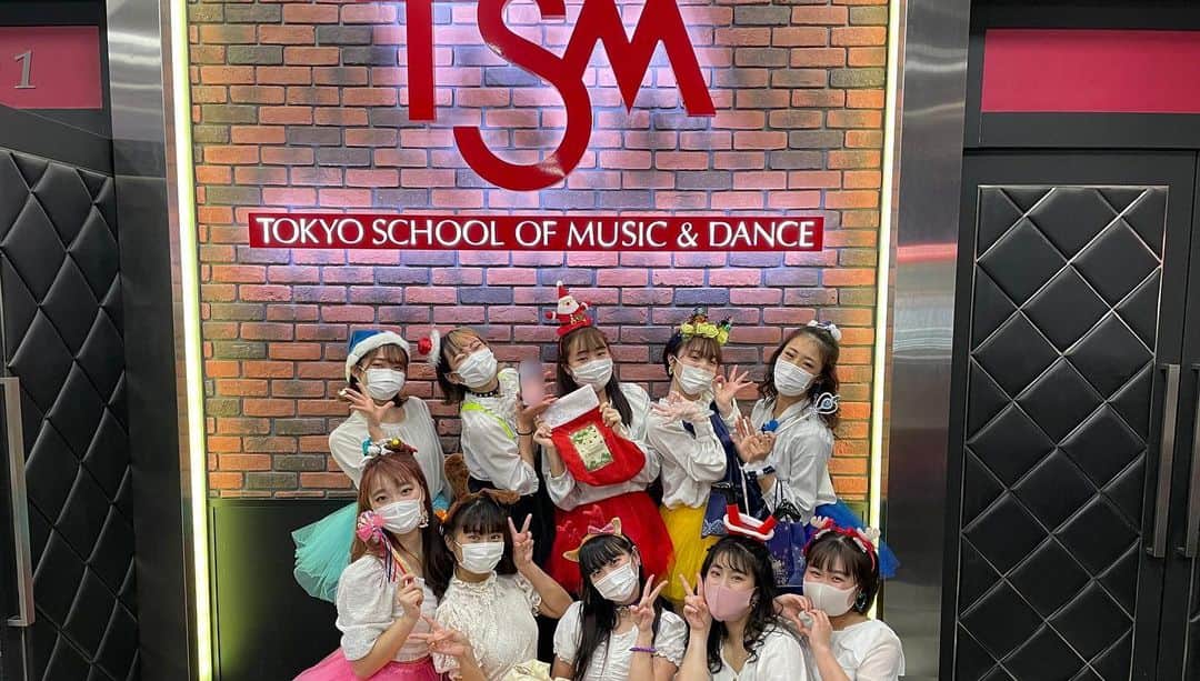 Tokyo School of Music&danceさんのインスタグラム写真 - (Tokyo School of Music&danceInstagram)「* * 12/20(日)のオープンキャンパスで 「クリスマスフェスタ」を開催しました!🎄✨ * TSMのLive Spaceで、実際にダンスレッスンを受けた来校者の方々にステージパフォーマンスをしてもらいました!❤️ * クリスマスソングに合わせてダンス!👏 その後、在校生もダンスパフォーマンス!!🙌 ステキなクリスマスになりました😆✨✨ ※本イベントは、感染症対策を万全に行い開催いたしました🙇‍♀️💡 * * #20201226 #tsm #tsm西葛西 #tsm西葛西校 #東京スクールオブミュージックandダンス専門学校 #tokyoschoolofmusicanddance #音楽 #ダンス #俳優 #声優 #エンタメ #エンターテインメント #専門学校 #music #dance #actor #actress #voiceactor #voiceactress #entertainment #entertainer #school #schoollife #student #studentlife #christmas #festival #dancerslife #speciallesson #special」12月26日 21時01分 - tsm_musicdance