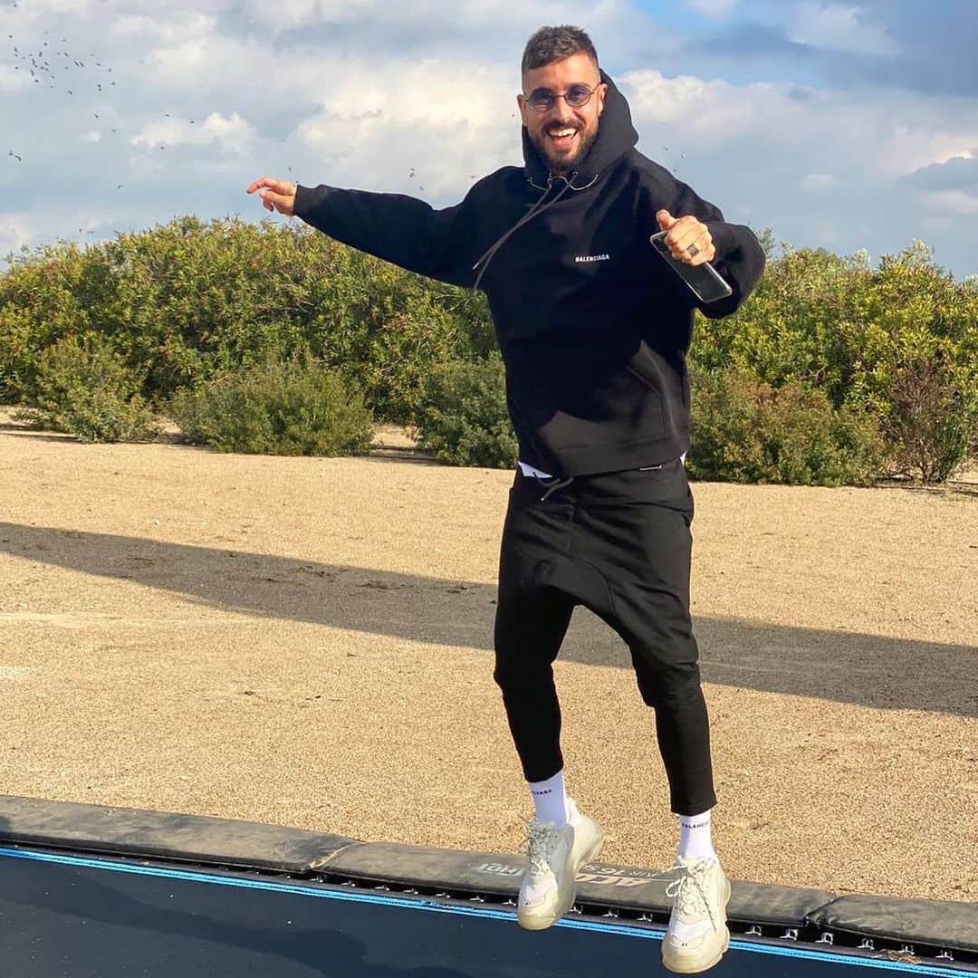 アルバロ・バディージョのインスタグラム：「Moving ♻️」