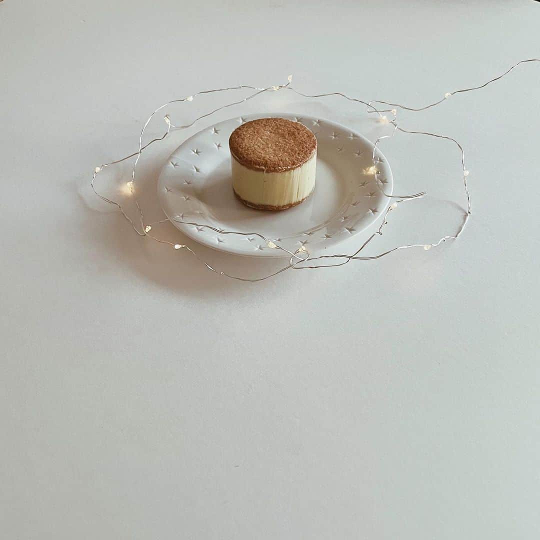 yuiのインスタグラム：「favorite pastry🥮 ずっと食べてみたかった @nowhereman_cake さんのバターサンド。 ピスタチオのクリームの中からラズベリーソースがとろり♡ (写真はうまく撮れなかった...😅) クリスマスカラーもかわいいし、すごく濃厚で贅沢な、とっておきのスイーツでした:-9♡」