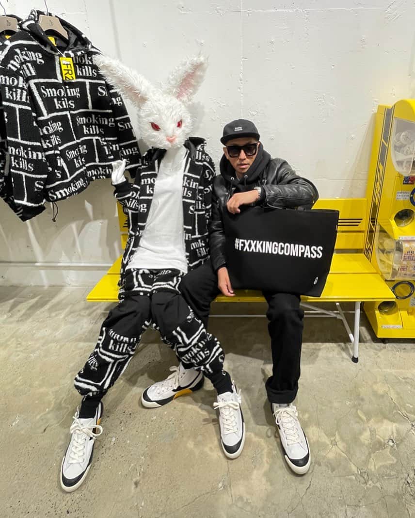 石川涼のインスタグラム：「Repost from @sepatucompass  Thank u for the support!! Big love!!  インドネシアだけで発売した3000足も 一瞬で売り切れたみたい！嬉しい！最高！  #FXXKINGCOMPASS#fr2」