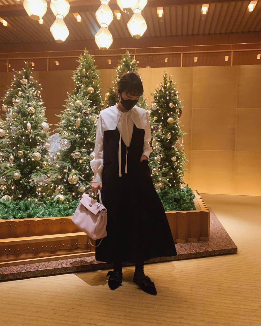 のインスタグラム：「クリスマスコーデ🎄 ・ # Vネックジャンスカ (30％OFF) #ブラウス #楽天roomに載せてます  #bag @hermes  #shoes @ohgaofficial  ・ ・ ・ #fromfirstmusee #MUSEE #フロムファーストミュゼ #ママコーデ #ママコーディネート #ootd #outfit #coordinate #hermeskelly #hermes #ジャンスカ」
