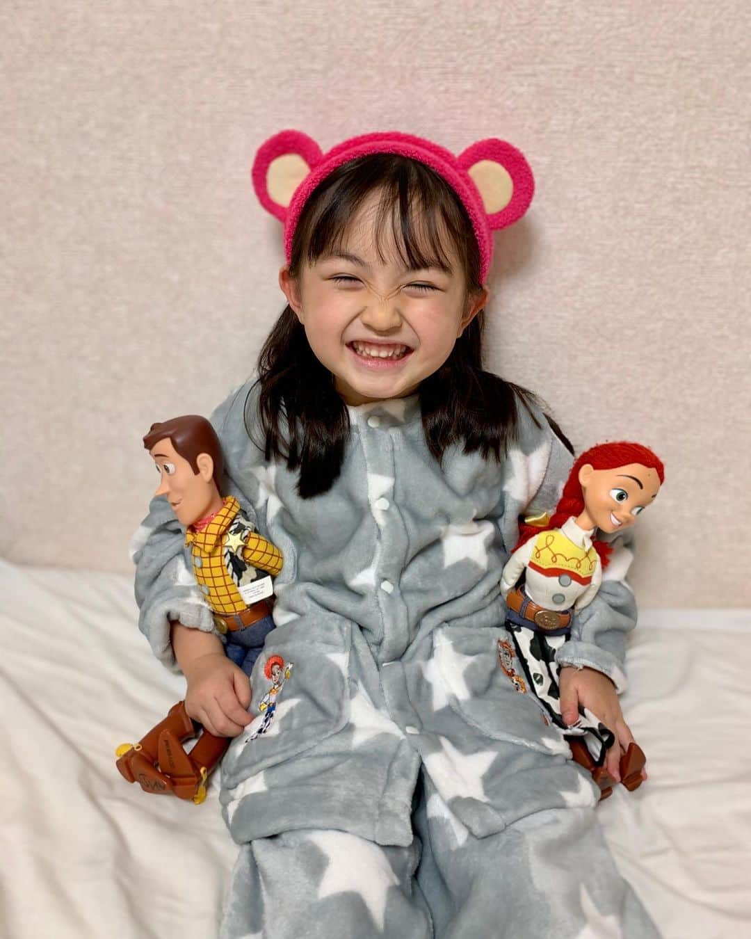 のインスタグラム：「⭐️⭐️⭐️ . . 母が新しいパジャマを 作ってくれました〜😴🌙 . フリース生地であったかいよ❤️❤️ . ポケットの刺繍はりいなのリクエストで ウッディーとジェシー🐴 . . 最後の写真のみつりちゃんの折り紙は YouTubeを見て作ったらしい！！ すごい🤭笑 . . . #5歳 #パジャマ #パジャマコーデ  #ハンドメイド #ハンドメイドキッズ服 #トイストーリー」