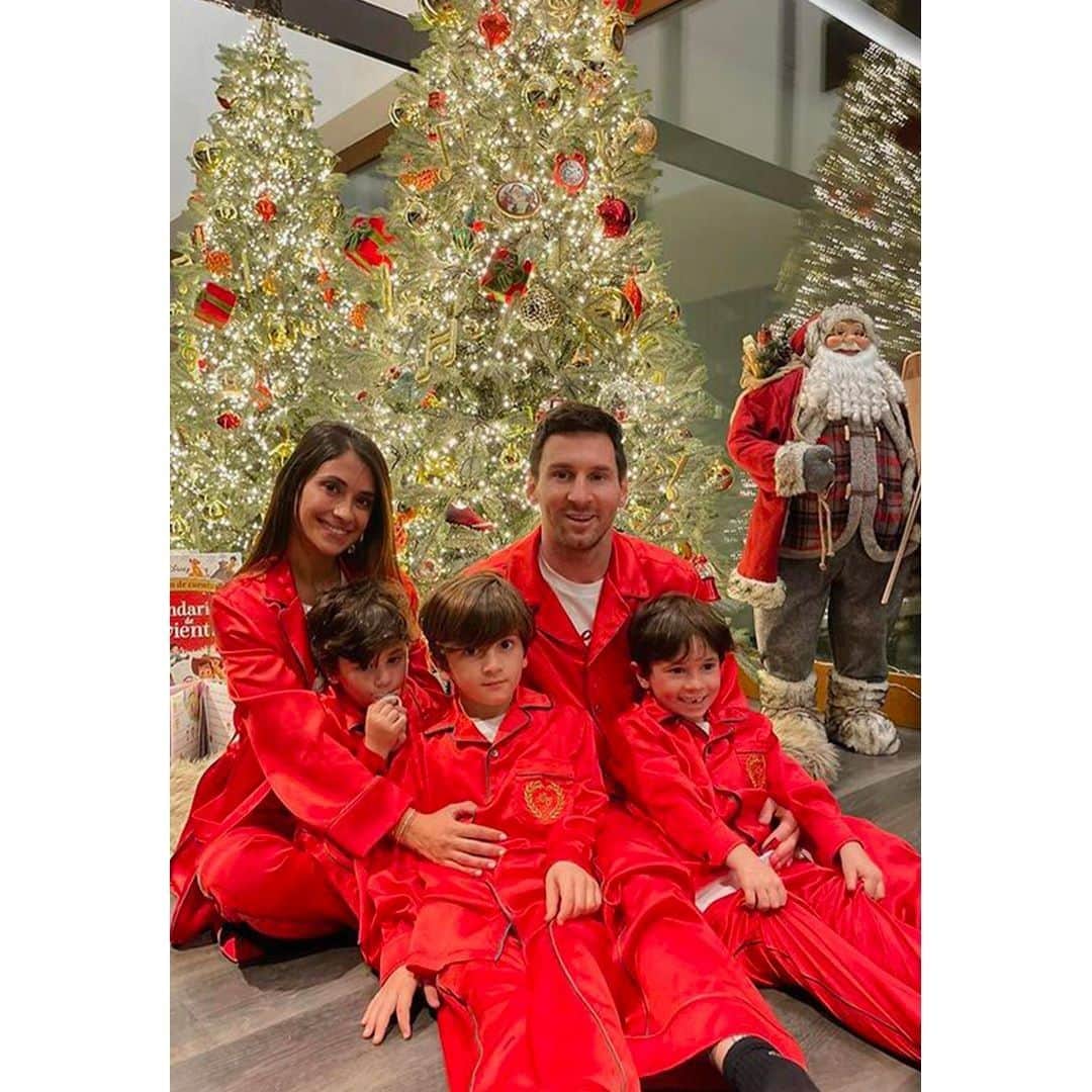 ドルチェ&ガッバーナさんのインスタグラム写真 - (ドルチェ&ガッバーナInstagram)「Happy Holidays from Antonela, Leo, Ciro, Thiago and Mateo that chose to wear #DolceGabbana for their Christmas family picture.  #DGFamily #DGCelebs #DGHolidays」12月26日 21時00分 - dolcegabbana