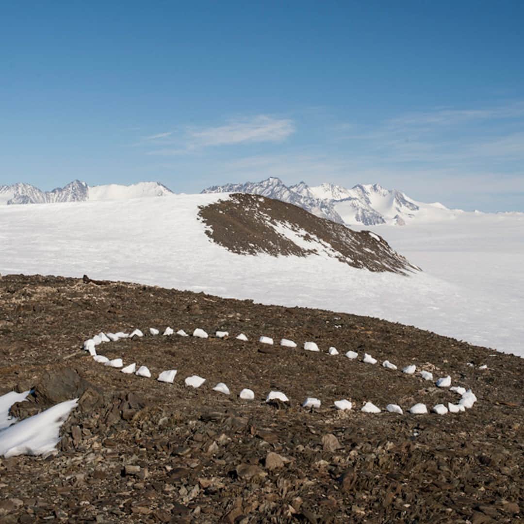 エルエヌシーシーのインスタグラム：「LN-CC Inspiration: A Circle In Antarctica by Richard Long, 2012. #Archive」