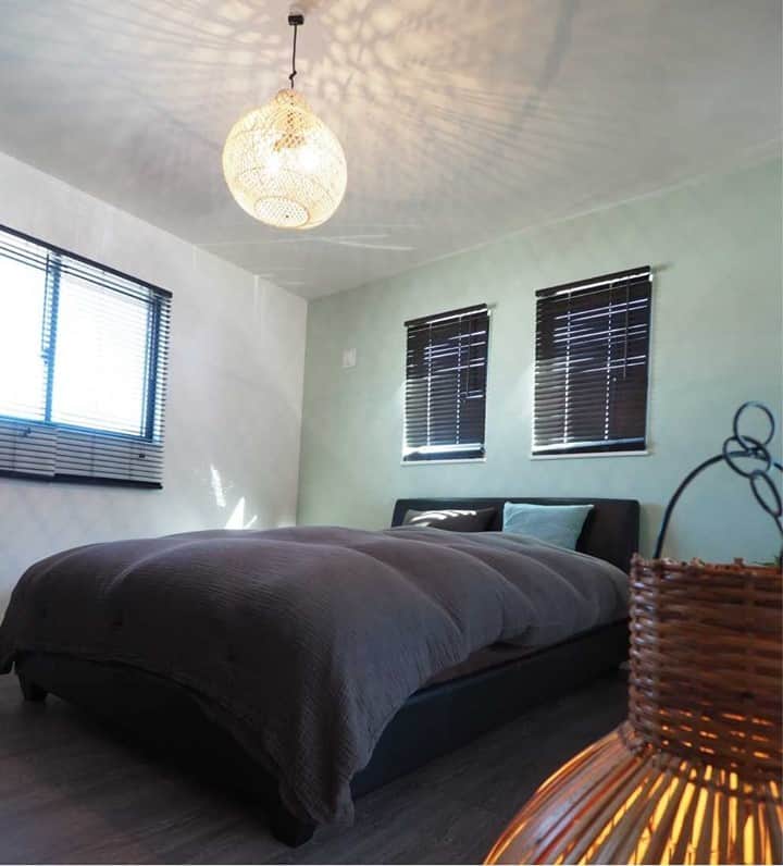suzukuri さんのインスタグラム写真 - (suzukuri Instagram)「【Viento施工事例：静岡県O様】⁠ 風と光りを感じるモダンリゾートの家、Vientoにお住まいのO様。⁠ .⁠ 寝室は、落ち着きのあるアクセントクロスとアジアンテイストの照明を組み合わせ、リゾート感を出しました。⁠ .⁠ いつもの日常が、特別な毎日になりそうな、素敵な寝室です。⁠ .⁠ ▶デザイン・サイズ・価格、すべてがちょうどいい家づくりをサポート。⁠ Vientoの詳細はプロフィールリンクから⁠ →@suzukuri.official⁠ .⁠ .⁠ #viento #suzukuri⁣#注文住宅⁣#新築⁣#家⁣#平屋⁣#アメカジ⁣#秘密基地 #インテリア⁣ #インダストリアル #外観デザイン #外観おしゃれ #一戸建て #インテリア照明 #フレンチカントリー #北欧 #アジアンテイストの家 #アメリカンハウス #アウトドア #カリフォルニアスタイル #ヴィンテージ #アクセントクロス #リフォーム⁣ #子供がいる暮らし #寝室 #施工事例 #家づくり #funlife」12月26日 21時01分 - suzukuri.official