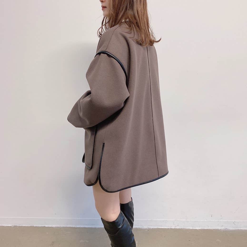 Vannie Officialのインスタグラム：「【キルティング付き｜ノーカラーパイピングショートコート 】5,000+tax ⠀  《styling》 着るだけでトレンド感UPのパイピングショートコート♡ ショート丈なのでロング丈のスカートやボリュームワンピースなどどんなボトムスでもスッキリまとまります♪ ショートパンツやロングパンツでカジュアルに合わせるのもオススメ◎  ⠀ 《detail》 裏地は中綿入りのキルティングになっているので、真冬も暖かくお召しいただけます！ ボリュームTOPSを中に着てもぐずらないゆとりのあるアームホールと抜け感のあるオーバーサイズが魅力。 ノーカラーでハイネックやフードもINしやすいデザインに。 タートルネックのニットやボリュームストール合わせもオススメ♡  《fabric》 暖かみのあるなめらかなウールタッチの素材使用　 ※詳しいお手入れ方法は商品タグをご参照ください。 ⠀ ⠀ ⠀ #vannie_u#ヴァニーユー #ZOZOでしか買えない⠀⠀  お問い合わせはDMまでご連絡ください‪‪☺︎‬」