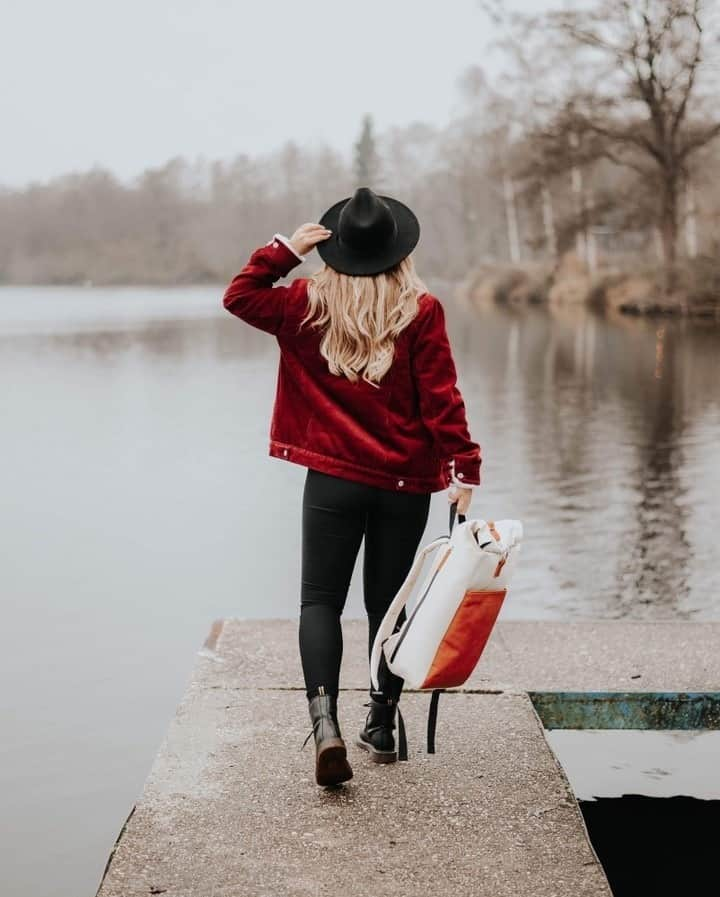 Kapten & Sonさんのインスタグラム写真 - (Kapten & SonInstagram)「'Leave a little sparkle wherever you go!' ✨ @samirayontar on the go with our Lund "Sand Brown"! 🎄 #bekapten #kaptenandson⁠ .⁠ .⁠ .⁠ #backpack #wintervibes #wintertime #winteroutfit #outfitinspo #ootdfash #ootdinspo #dailyinspo #whatiwear #christmastime #christmasiscoming」12月26日 21時01分 - kaptenandson