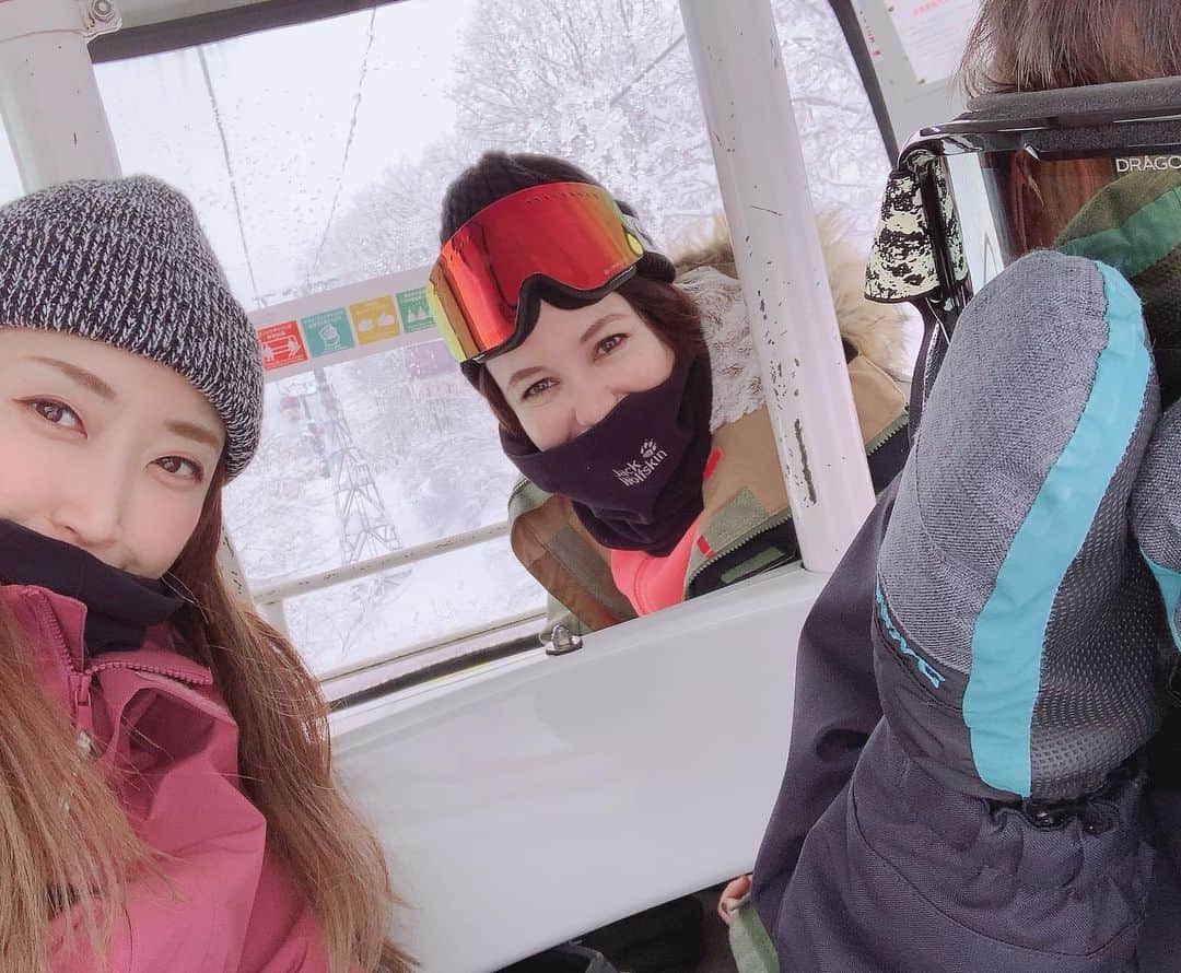 上村知世さんのインスタグラム写真 - (上村知世Instagram)「AKAKAN☆前日からの積雪もあり膝パウでしたよー！ @kamaaaaasya と2人、暴走列車（彼）に振り回されましたwww @capita_japan @deeluxeboots_japan @unionbinding_japan @coalheadwear_japan  #snowboard #snow #winter #lifeiswinterwonderland #liww #冬LIFE」12月26日 21時00分 - tomose0207