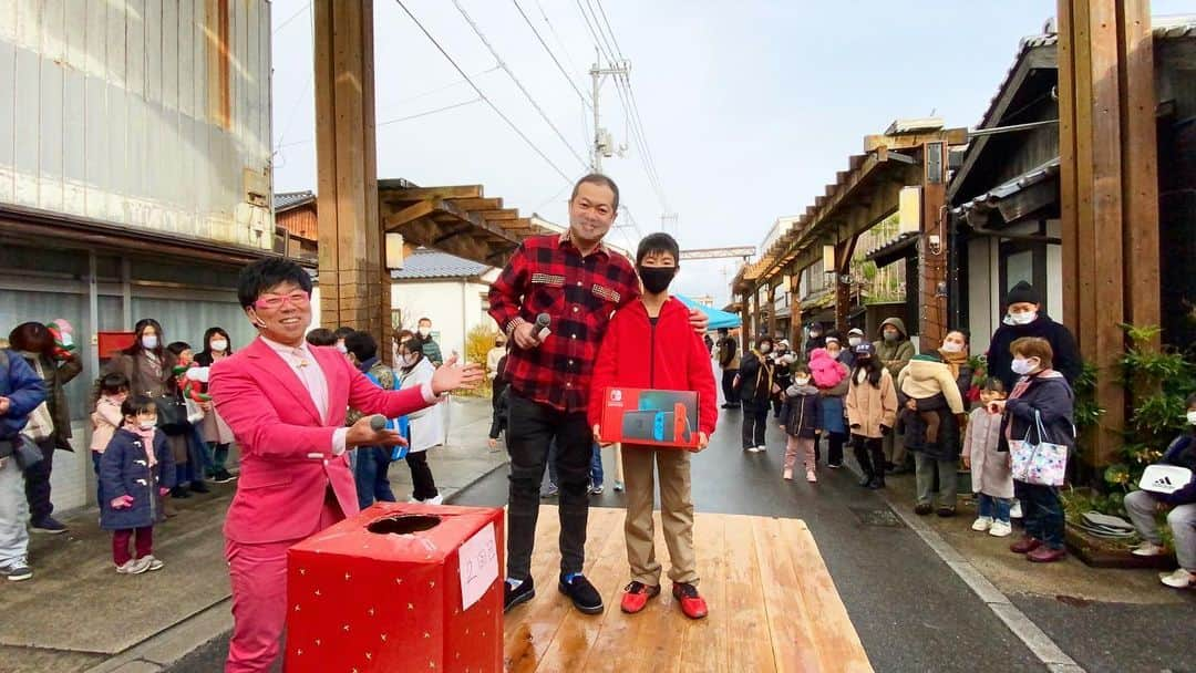 ハロー植田さんのインスタグラム写真 - (ハロー植田Instagram)「先日、僕の地元岡山県真庭市勝山にある新町商店街のイベントに呼んでいただきました🎤友達やその両親など20年ぶり位に会う人も何人もいました✨懐かしさと嬉しさでいっぱいでした！！ARIGATOございました😊 ♪通りを歩けば誰かに出会う〜コンビニ〜交差点〜バス停〜（B’z『HOMETOWN BOYS' MARCH』より） #岡山県真庭市勝山 #新町商店街 #昔はアーケードでした #超地元 #ARIGATO #抽選会も盛り上がりました #岡山県住みます芸人 #江西あきよし #ハロー植田 #bz」12月26日 21時10分 - inababa178