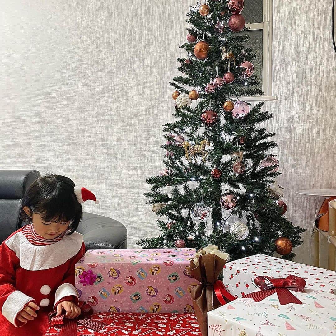 武内ペレス麻射のインスタグラム：「. 今年はサンタさんから沢山のプレゼントで大喜びでした🎅🏻🎄 娘はずっと欲しがってたプラレールのトーマスと 最近ハマってるプリキュアのおもちゃ一式🚃 息子はアンパンマンのおもちゃとボールハウス🏠 毎年ごはんとケーキ撮るの忘れて来年こそは！の繰り返し😂 #christmas#クリスマス」