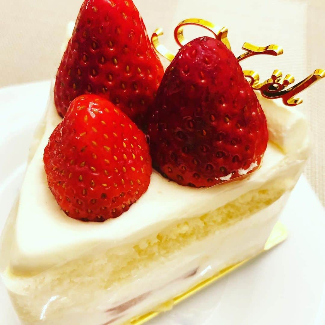 CHIHARUさんのインスタグラム写真 - (CHIHARUInstagram)「ショートケーキ、王道✨✨✨✨  ショートケーキの好みの味で、全てが決まる♥️  #CHIHARU #ヘアメイクCHIHARU #ケーキ #cake #クリスマスケーキ」12月26日 21時03分 - shoyabuki0426