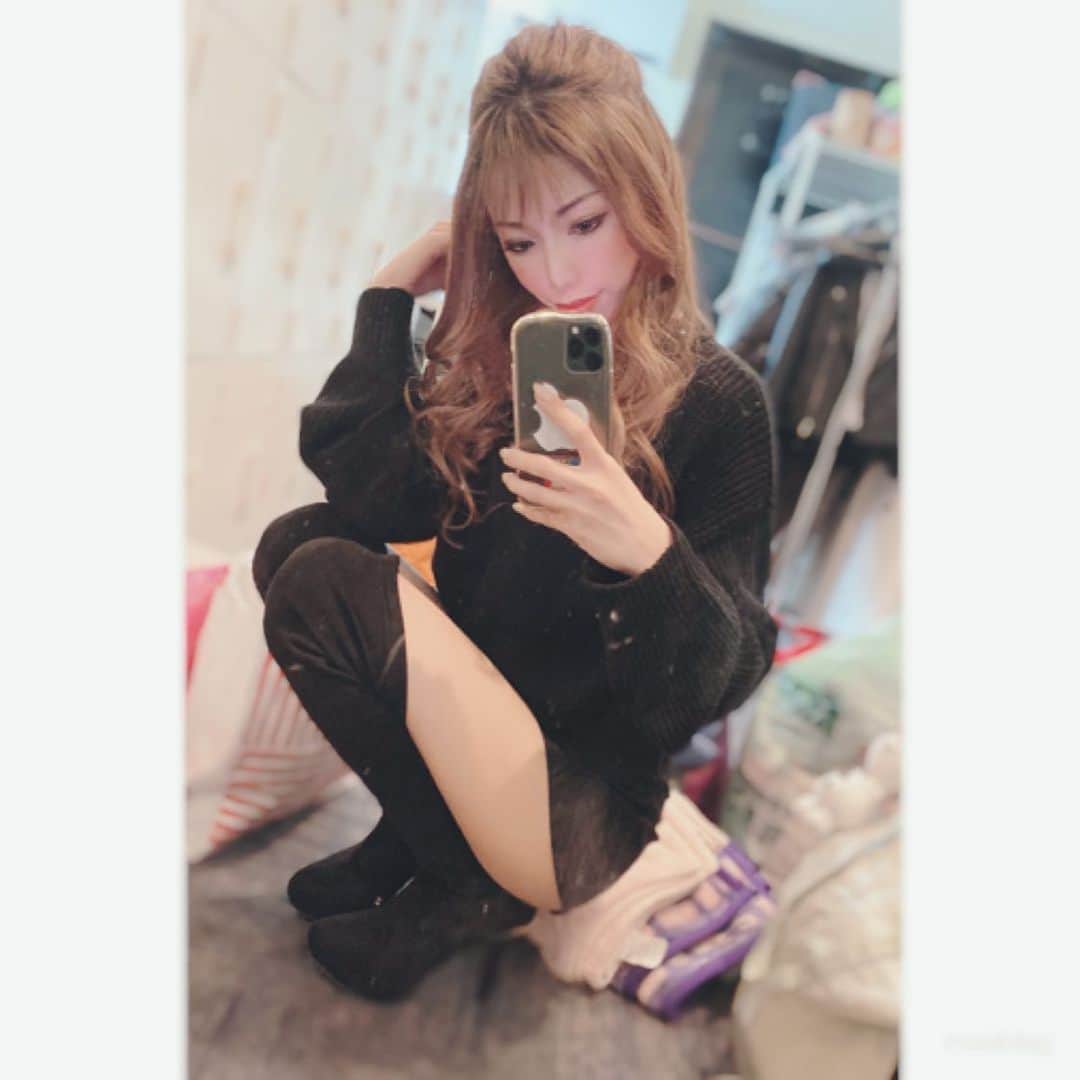 あゆかのインスタグラム：「ブラックコーデ🖤🖤🖤🖤 やっぱり寒いから足は 出せない😂 残りあと少し！！！ がんばる👶  .  .  #千葉キャバクラ#千葉富士見キャバ嬢#千葉富士見町キャバ嬢#千葉富士見キャバクラ#arドレス#ジュエルズドレス#オンラインキャバクラ#ファッション好きな人と繋がりたい#ヘアメイク#お家スタイル#息してる？#followｍe4 #follow4like#followtrain」